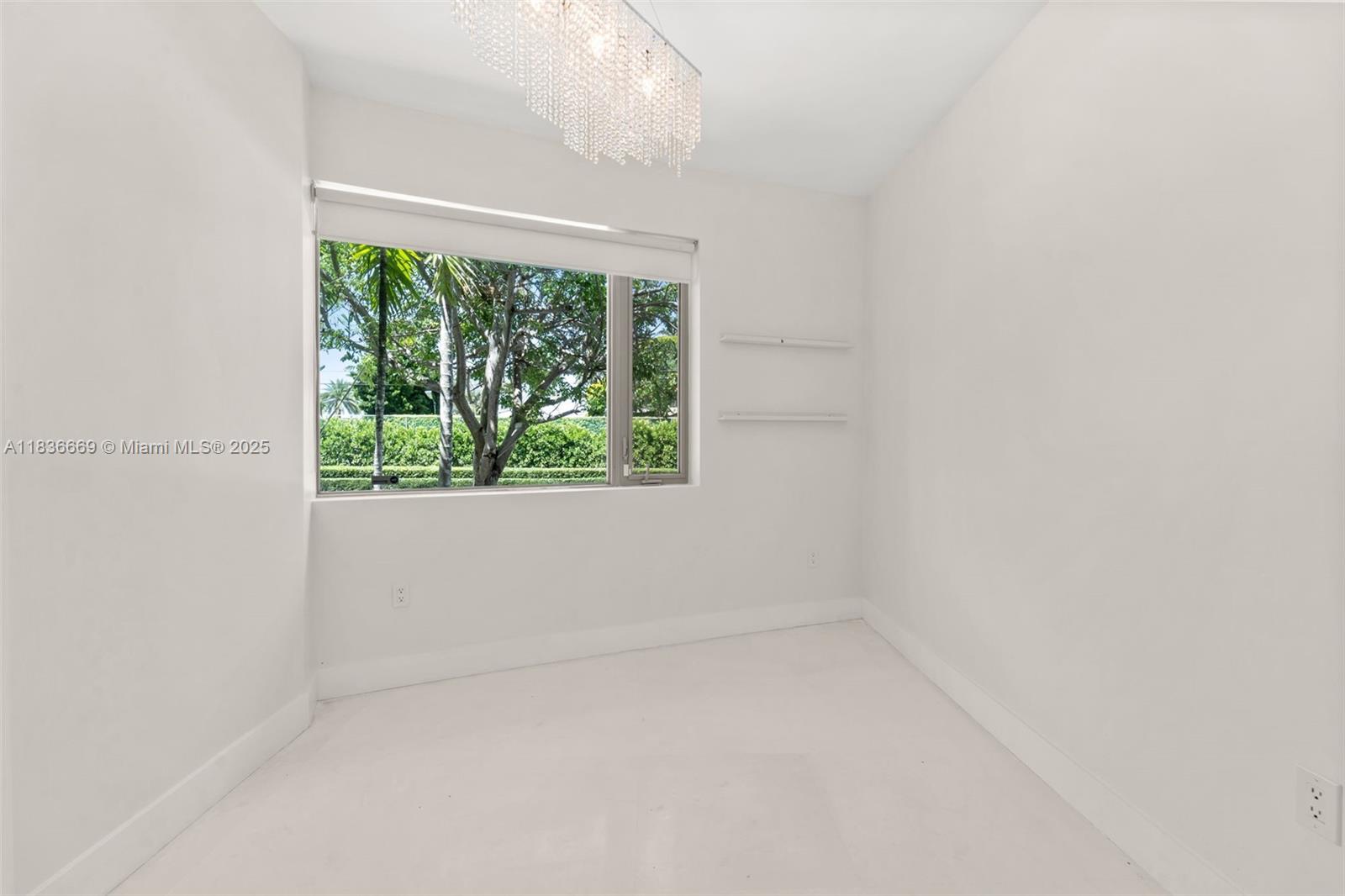 5625 N Bay Rd Miami Beach, FL 33140