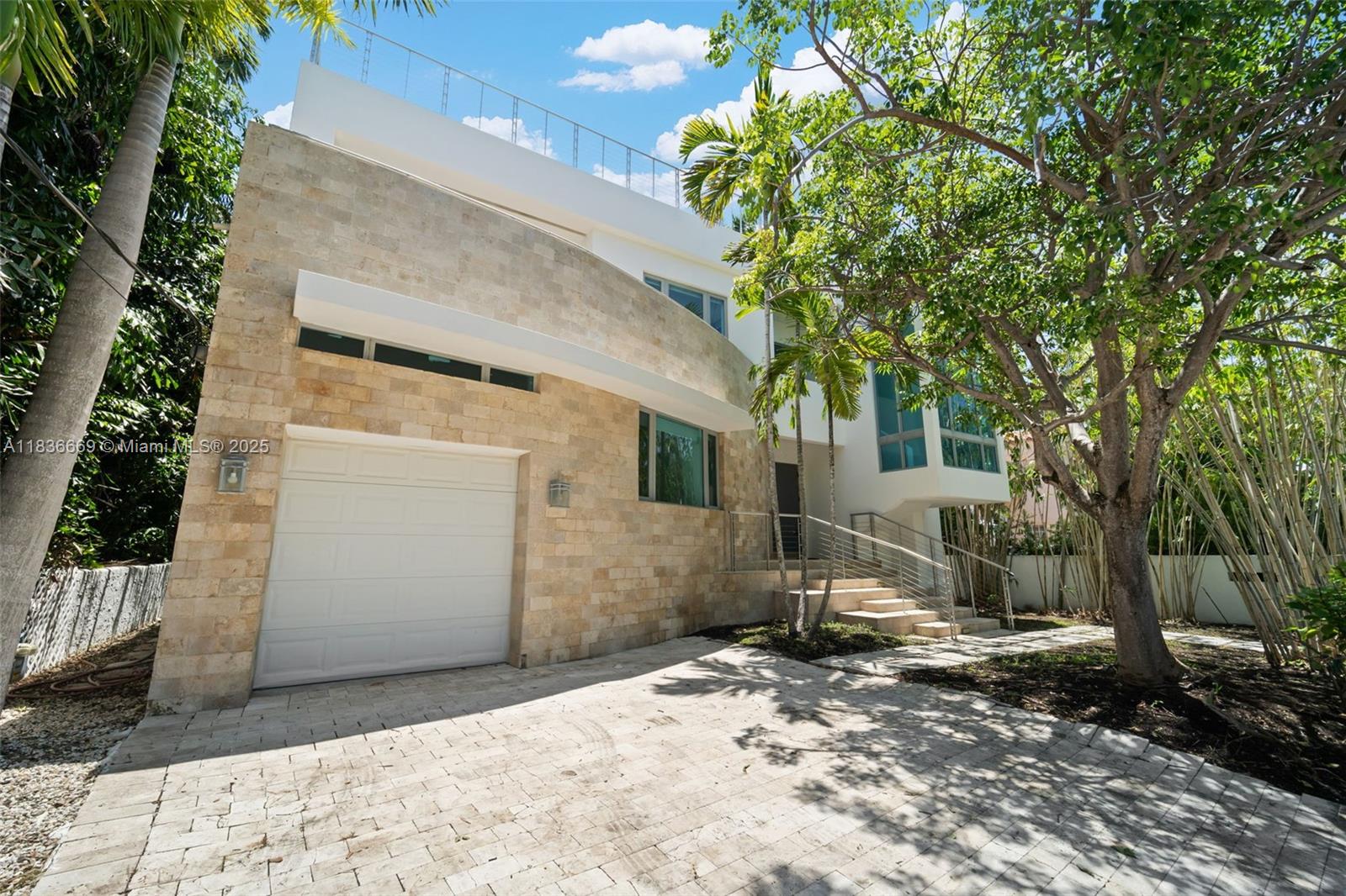 5625 N Bay Rd Miami Beach, FL 33140