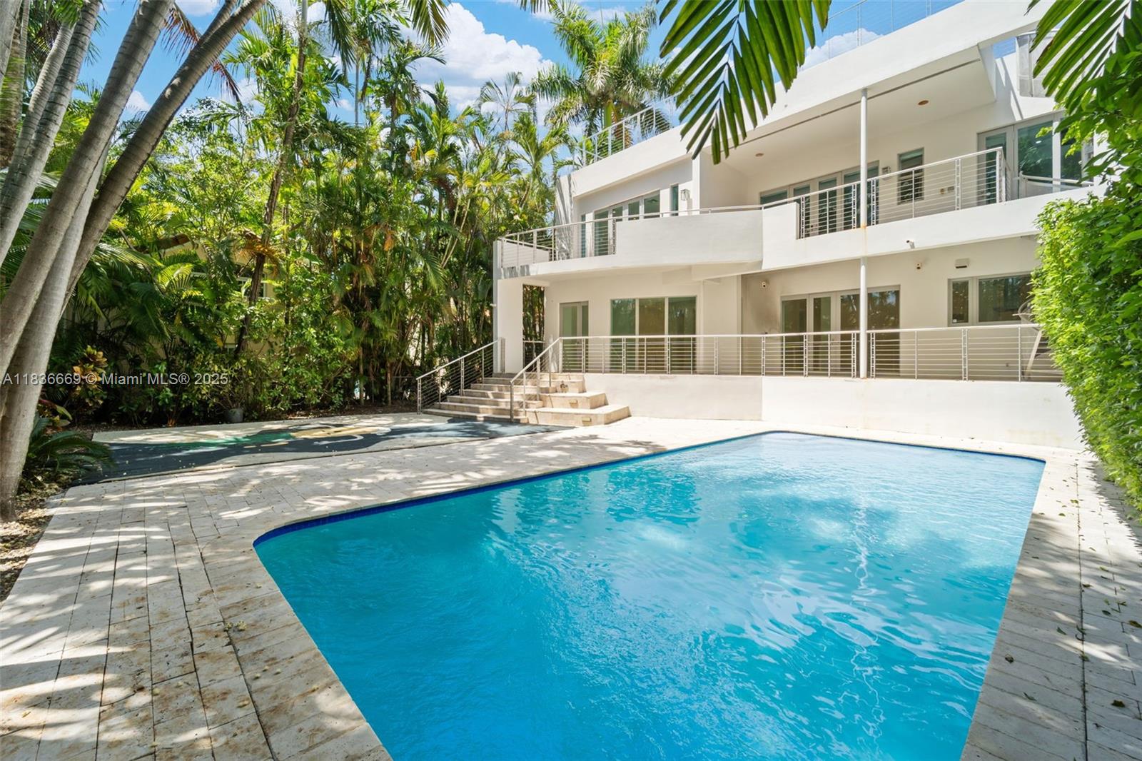 5625 N Bay Rd Miami Beach, FL 33140