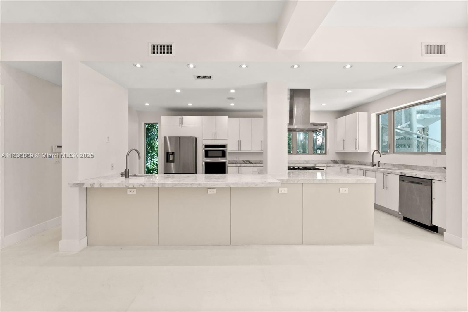 5625 N Bay Rd Miami Beach, FL 33140