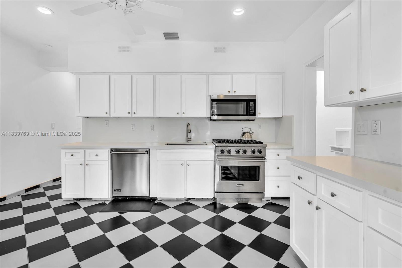 924 Belle Meade Is Dr Miami, FL 33138 924 Belle Meade Is Dr Miami, FL 33138