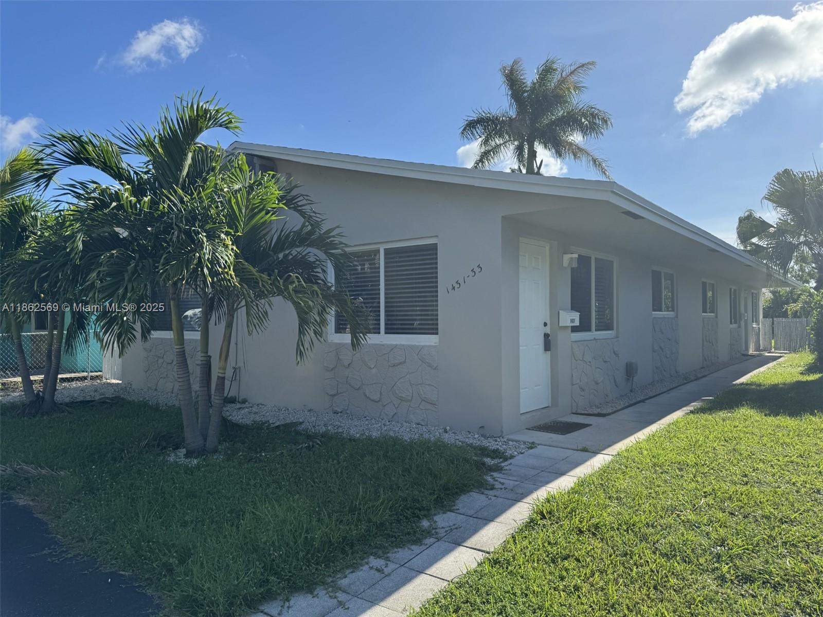 1431 N 14th Way #front