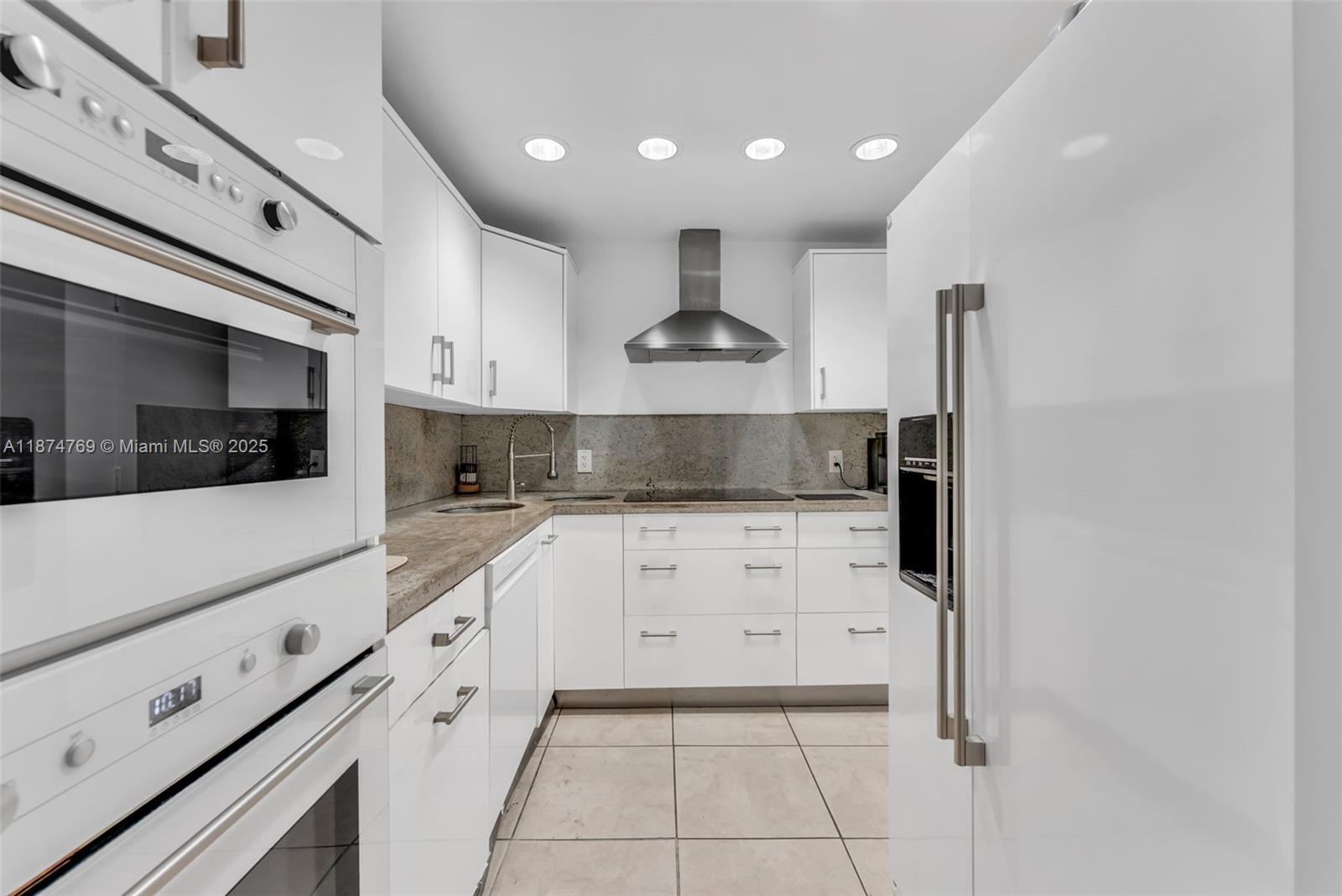 image SOUTH BAY CLUB CONDO3