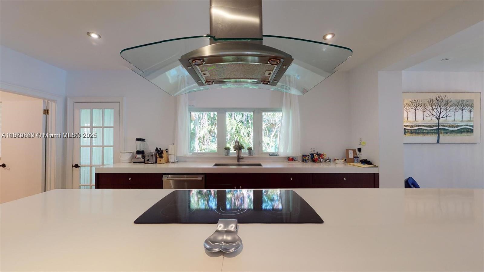 6015 Pine Tree Dr Miami Beach, FL 33140 6015 Pine Tree Dr Miami Beach, FL 33140