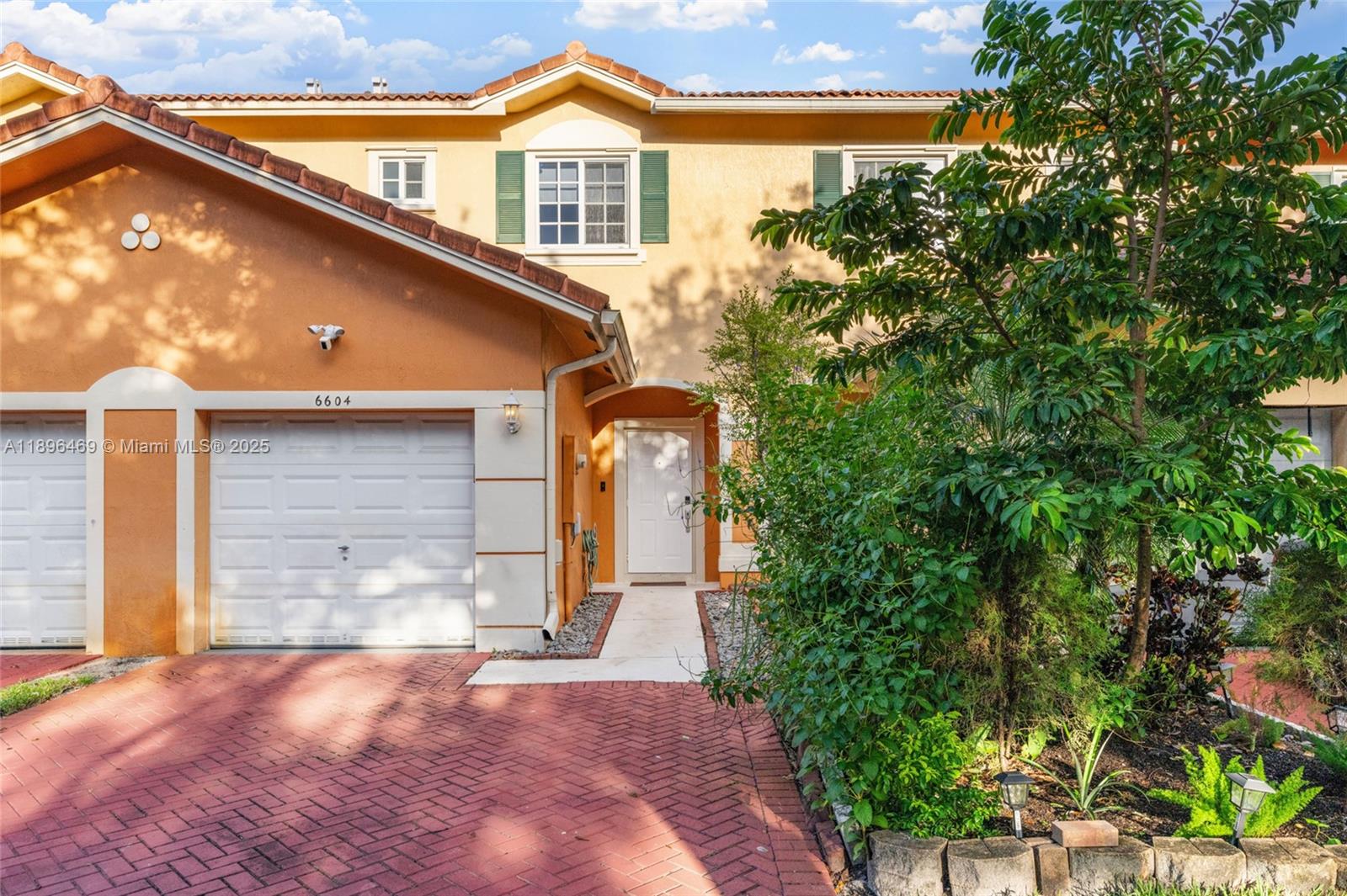 6604 Catalina Ln