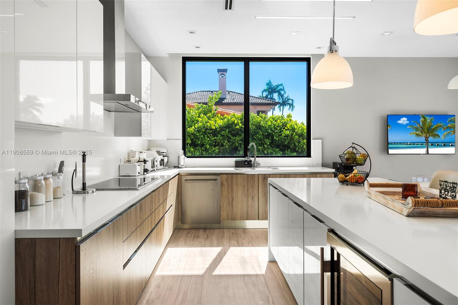 16470 NE 30th Ave North Miami Beach, FL 33160