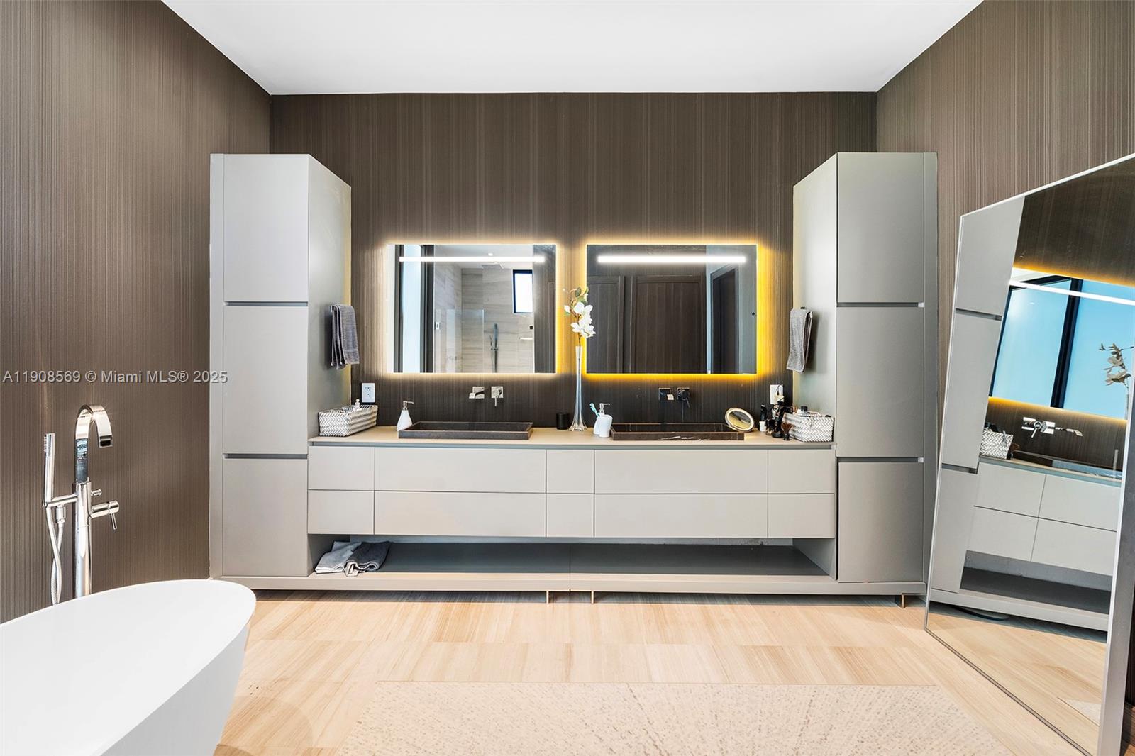 16470 NE 30th Ave North Miami Beach, FL 33160