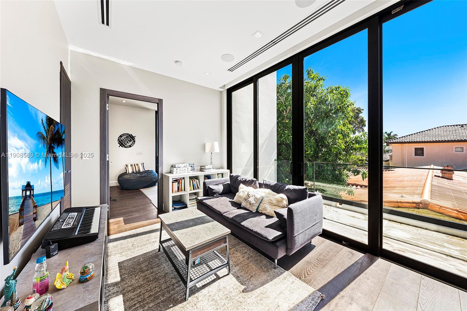 16470 NE 30th Ave North Miami Beach, FL 33160