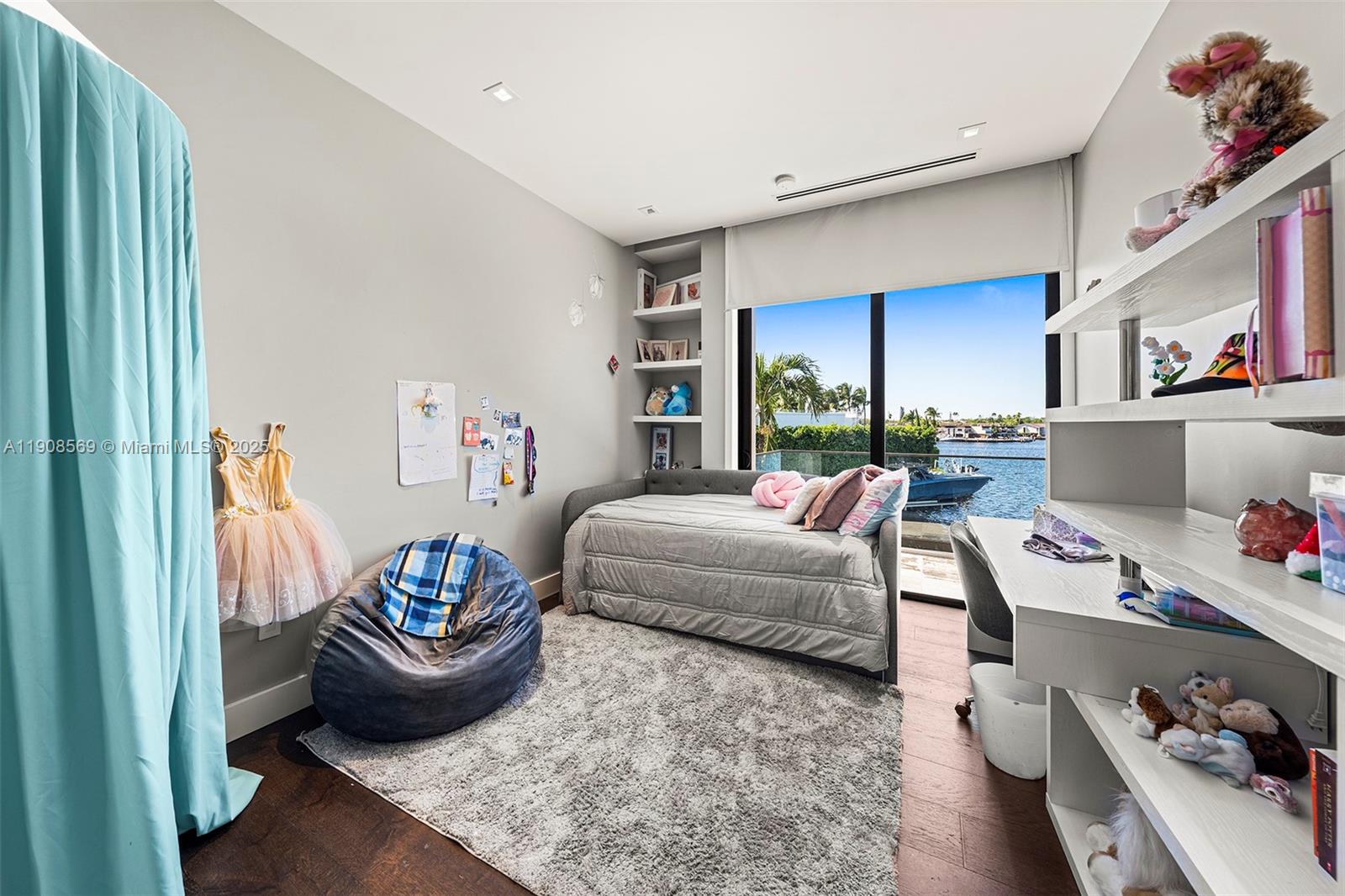 16470 NE 30th Ave North Miami Beach, FL 33160