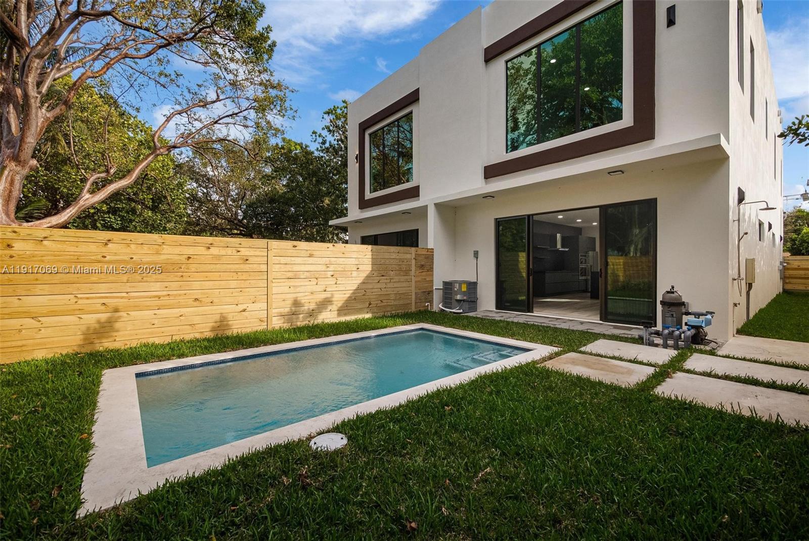 535 NW 52nd St Miami, FL 33127