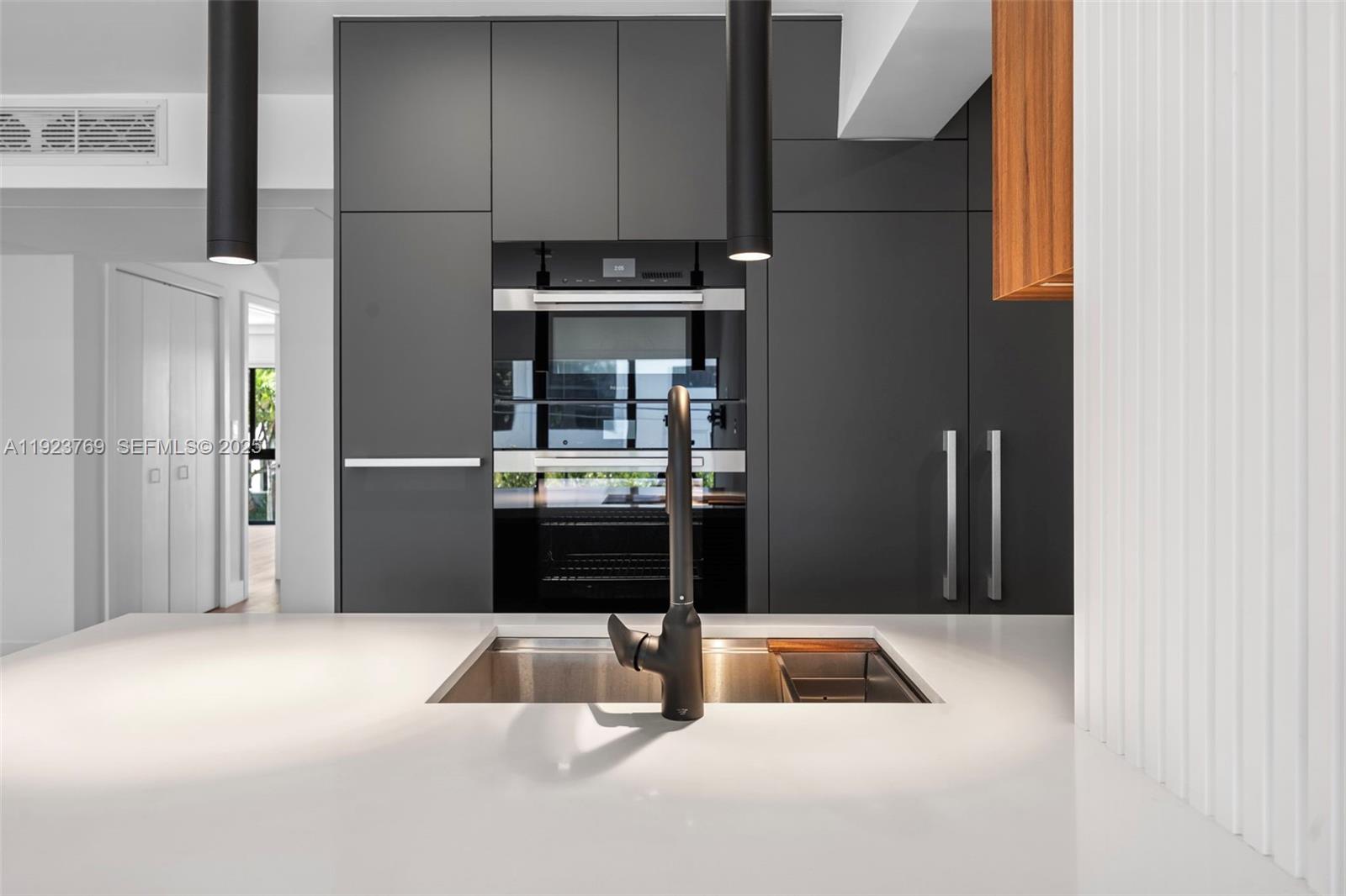 200 Sunrise Dr #200C Key Biscayne, FL 33149