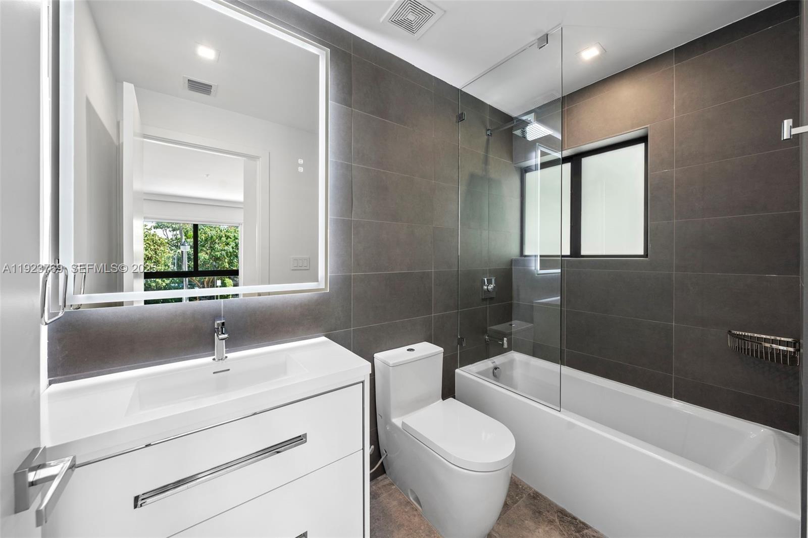 200 Sunrise Dr #200C Key Biscayne, FL 33149