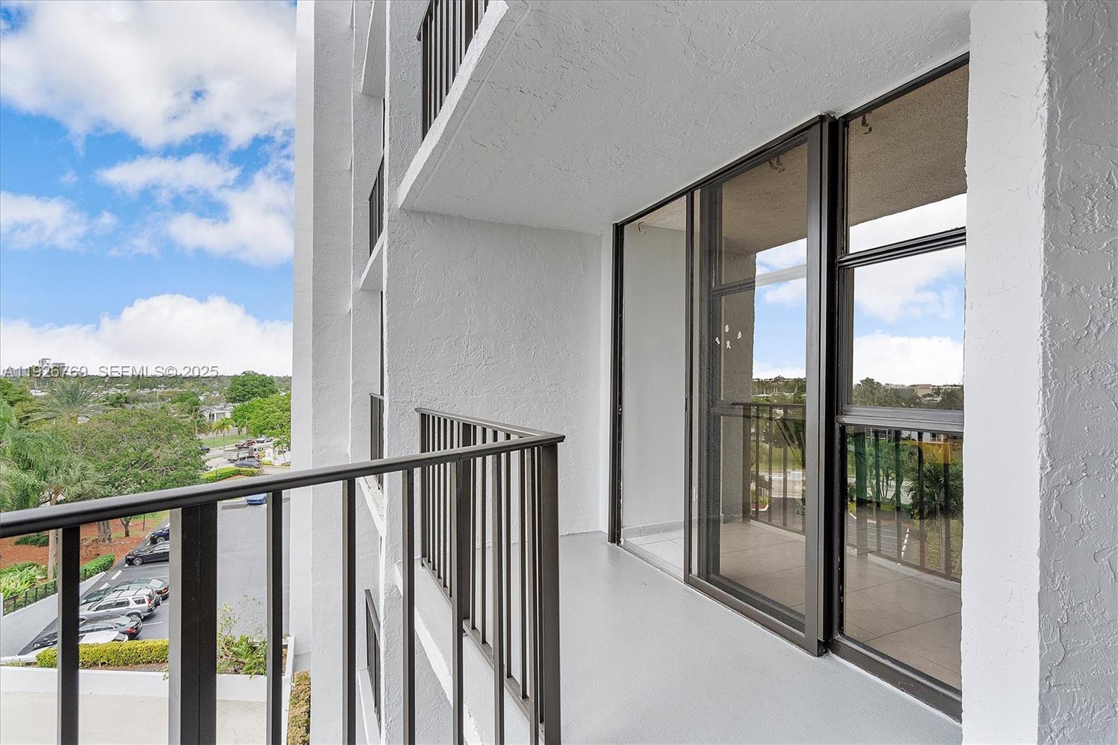 600 Parkview Dr #611 Hallandale Beach, FL 33009