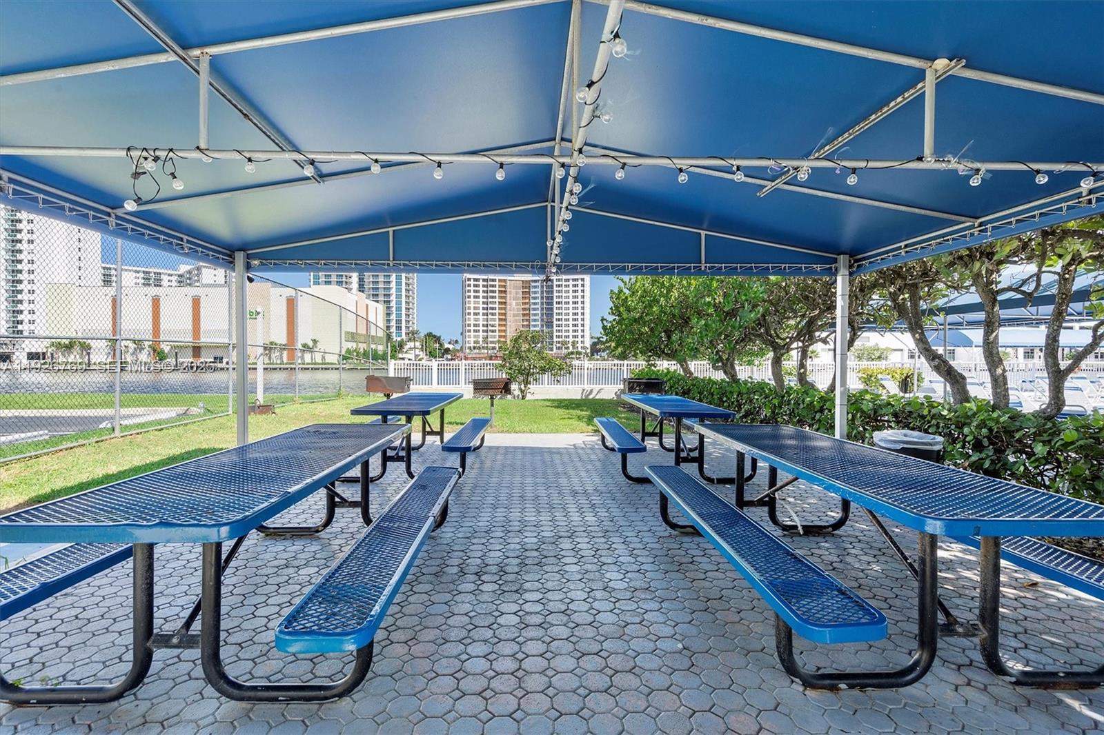 600 Parkview Dr #611 Hallandale Beach, FL 33009