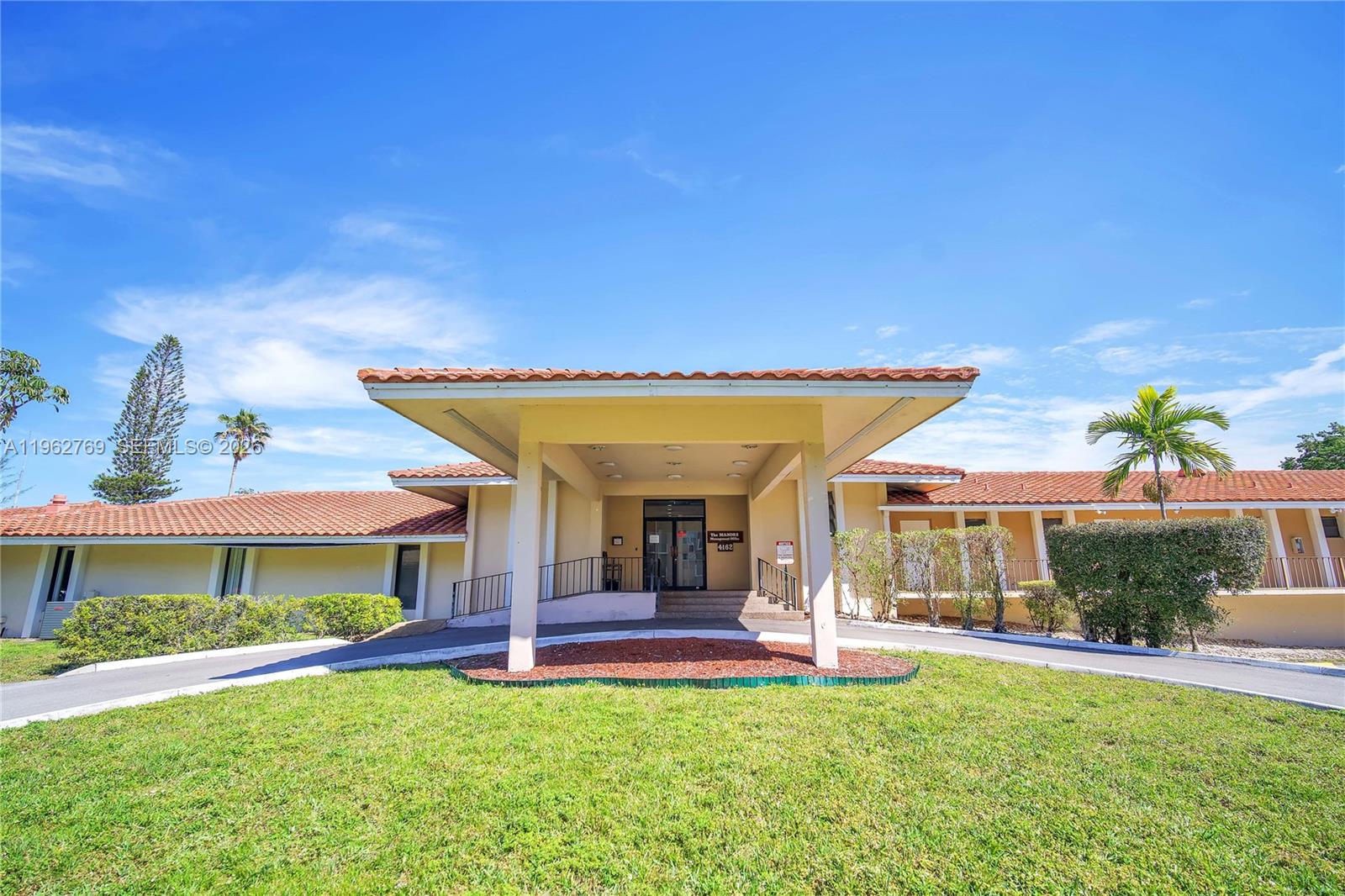 4160 Inverrary Dr #308 Lauderhill, FL 33319