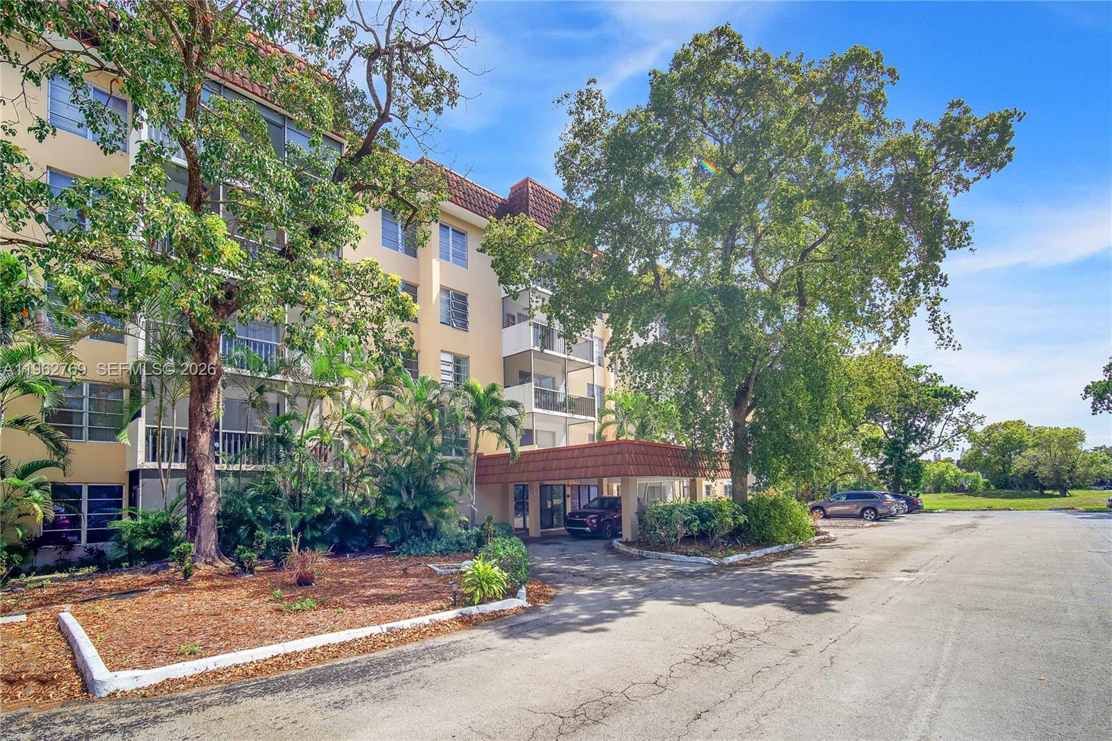 4160 Inverrary Dr #308 Lauderhill, FL 33319