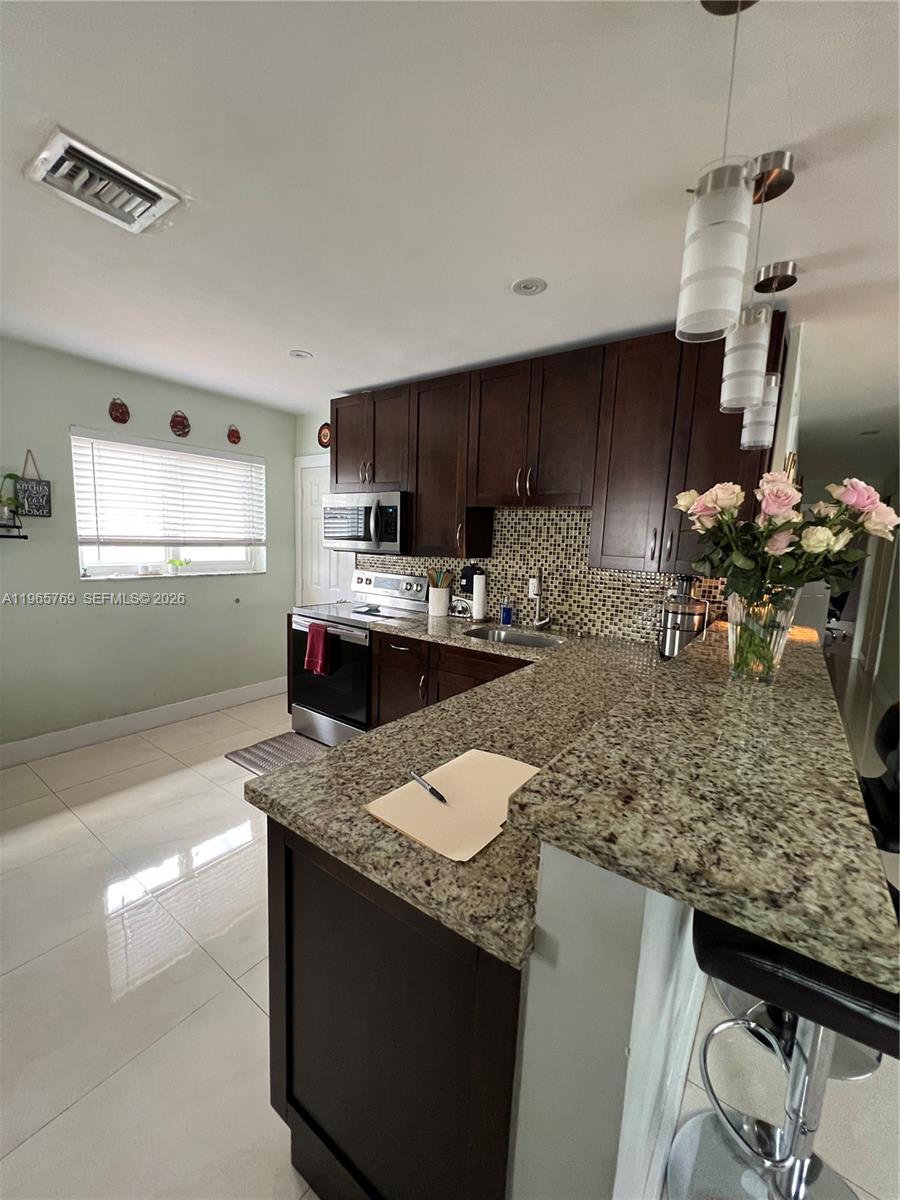 10382 SW 25th St Miami, FL 33165