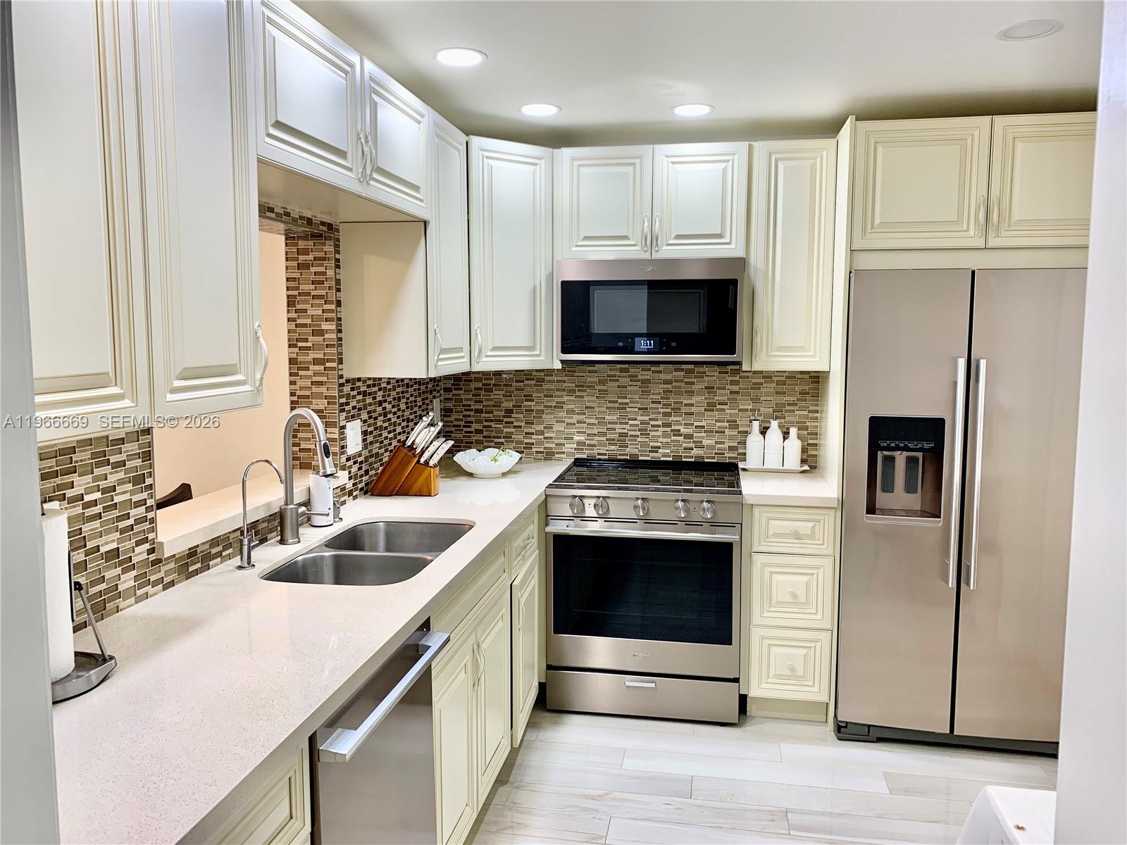 619 NE 14th Ave #301