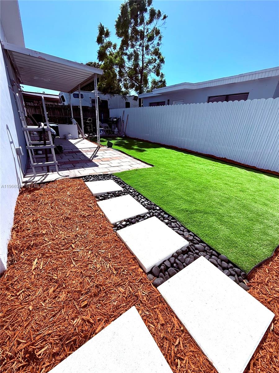 860 SE 9th Ct Hialeah, FL 33010