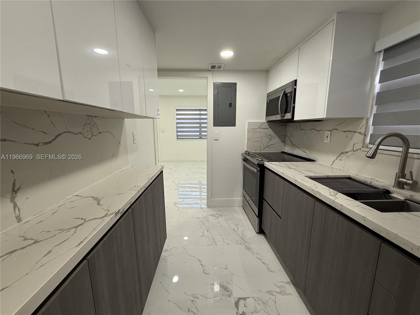 860 SE 9th Ct Hialeah, FL 33010