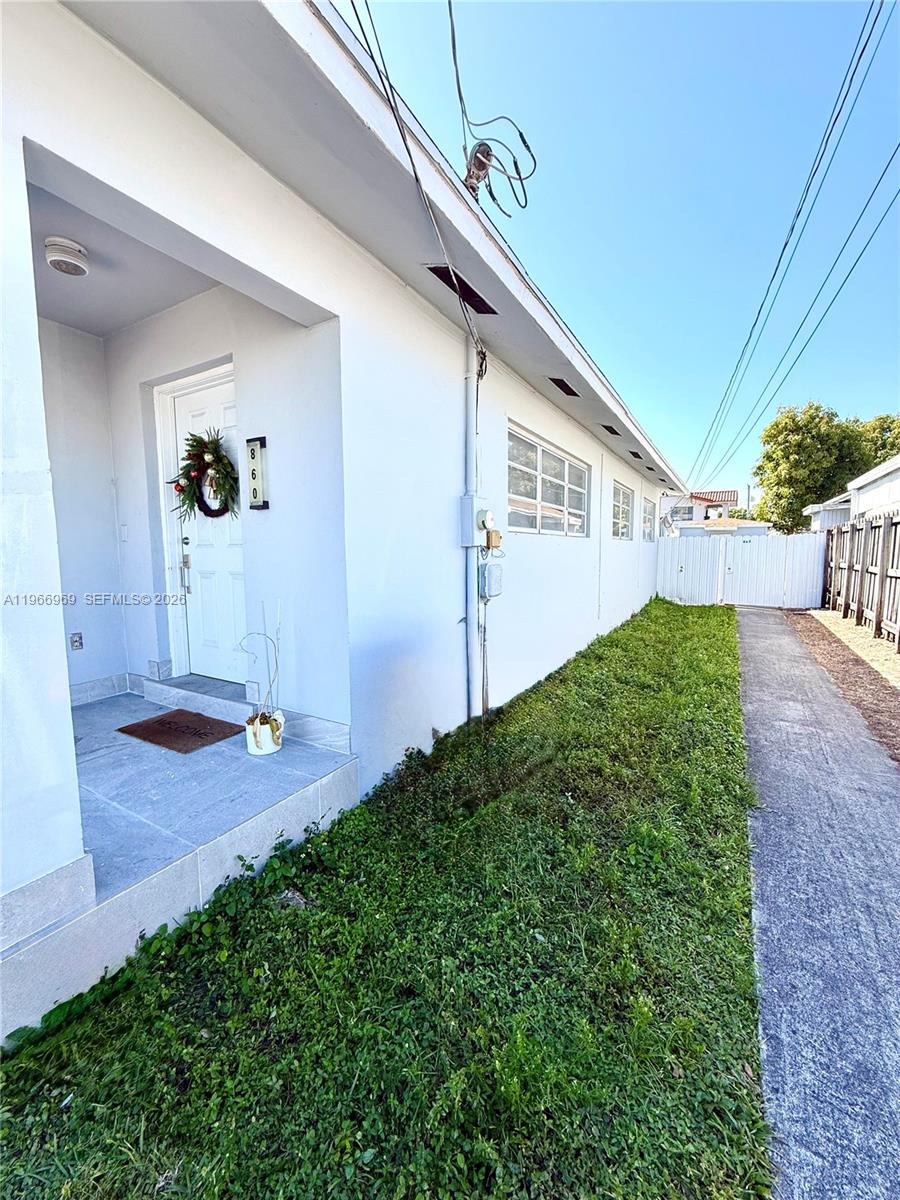860 SE 9th Ct Hialeah, FL 33010