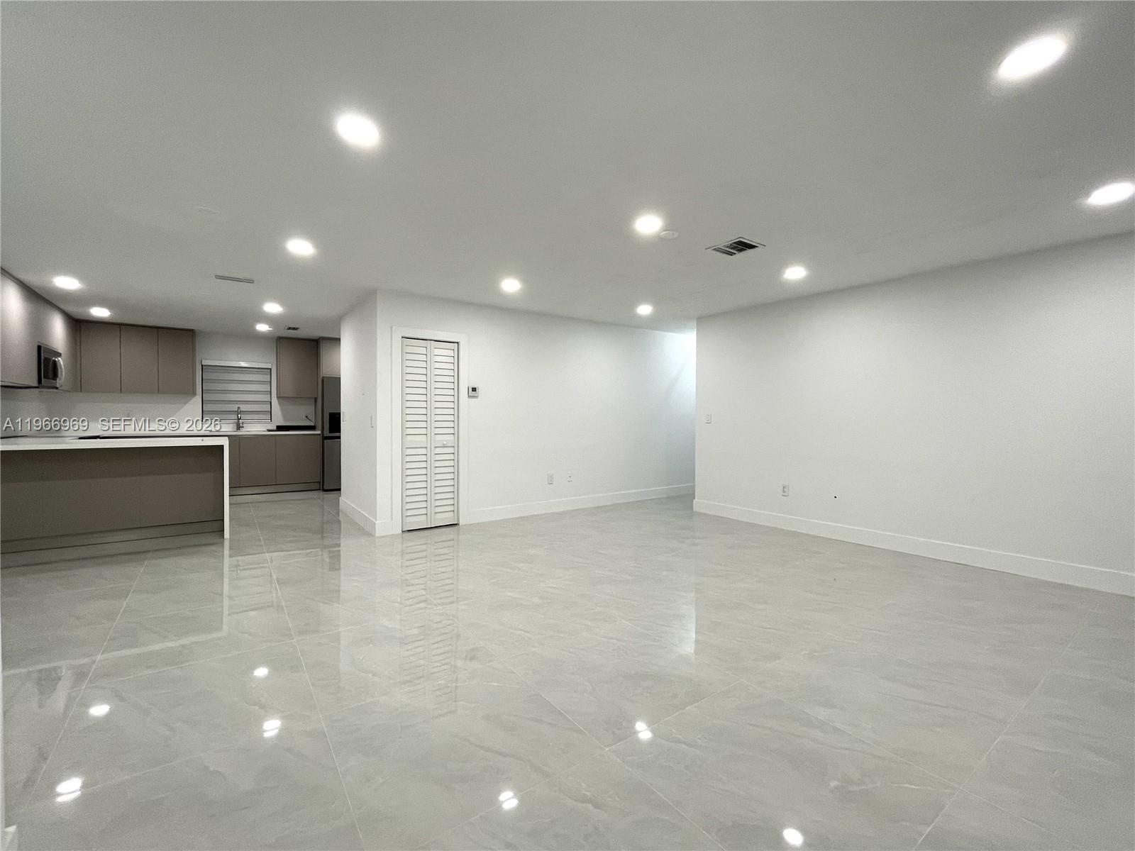 860 SE 9th Ct Hialeah, FL 33010