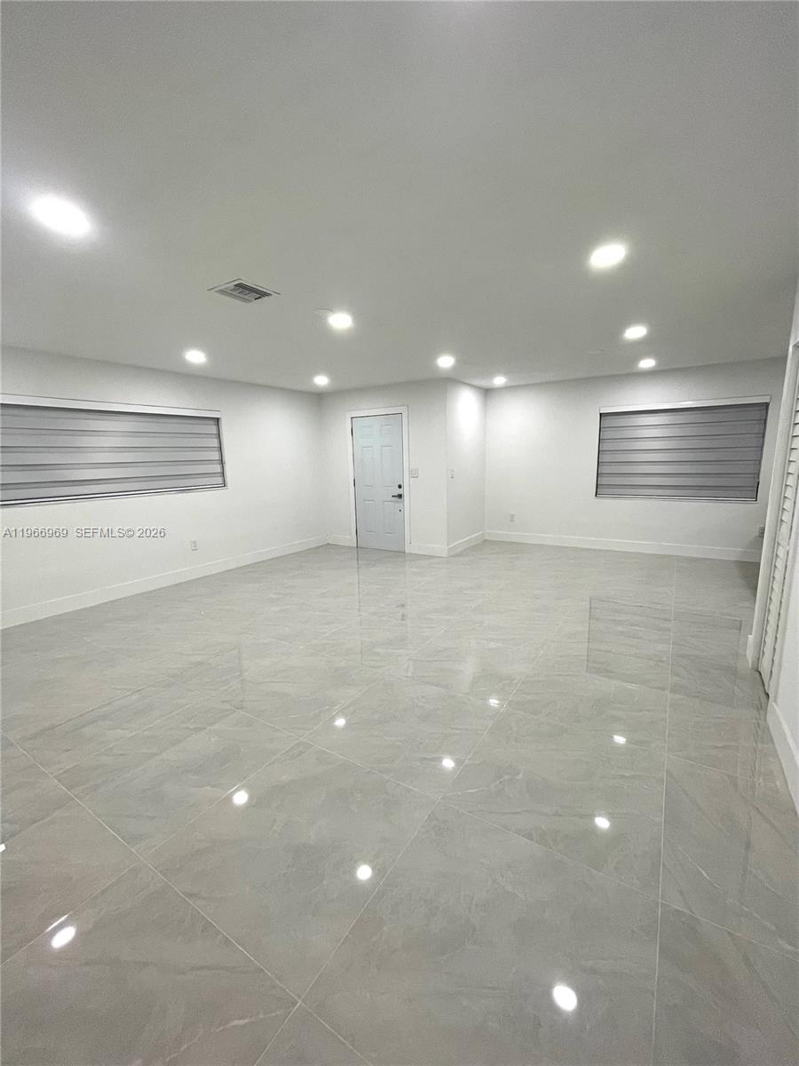 860 SE 9th Ct Hialeah, FL 33010