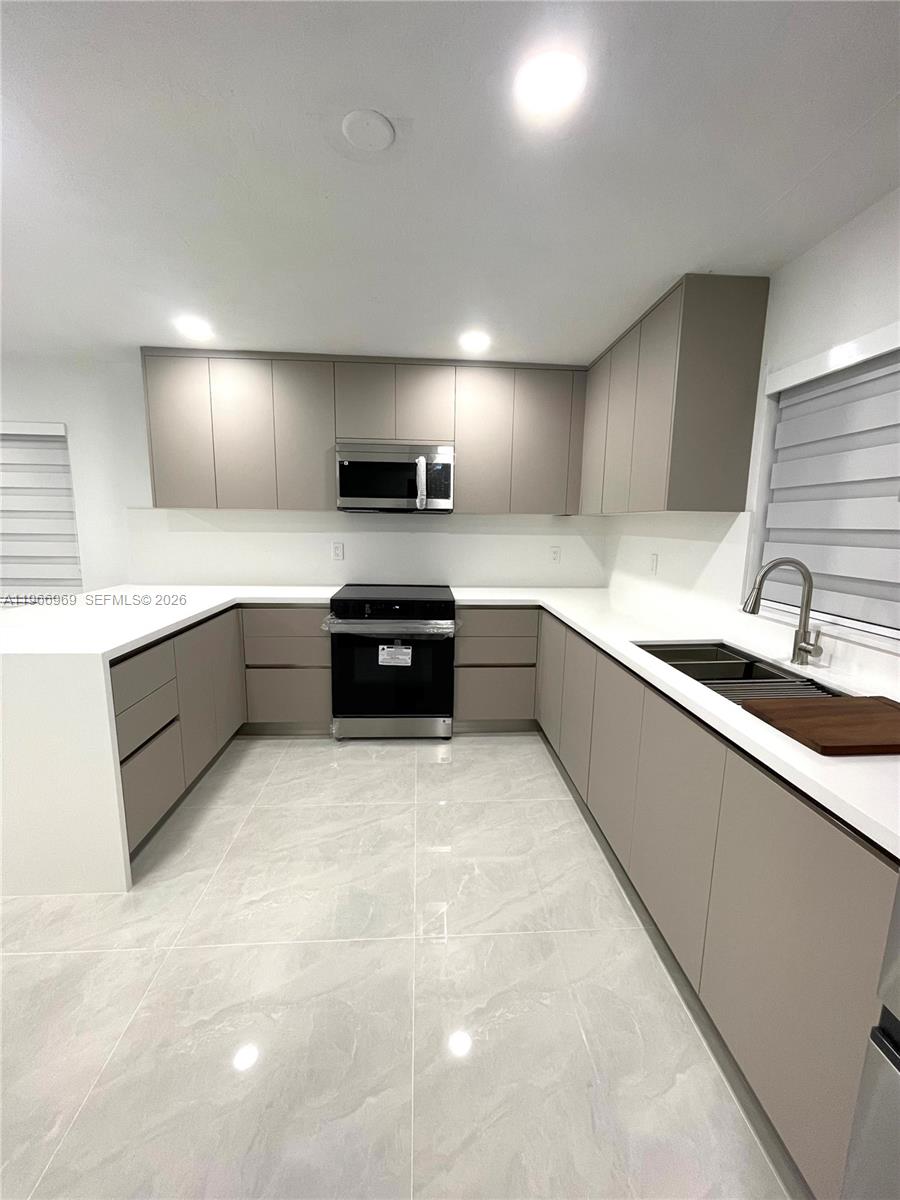 860 SE 9th Ct Hialeah, FL 33010