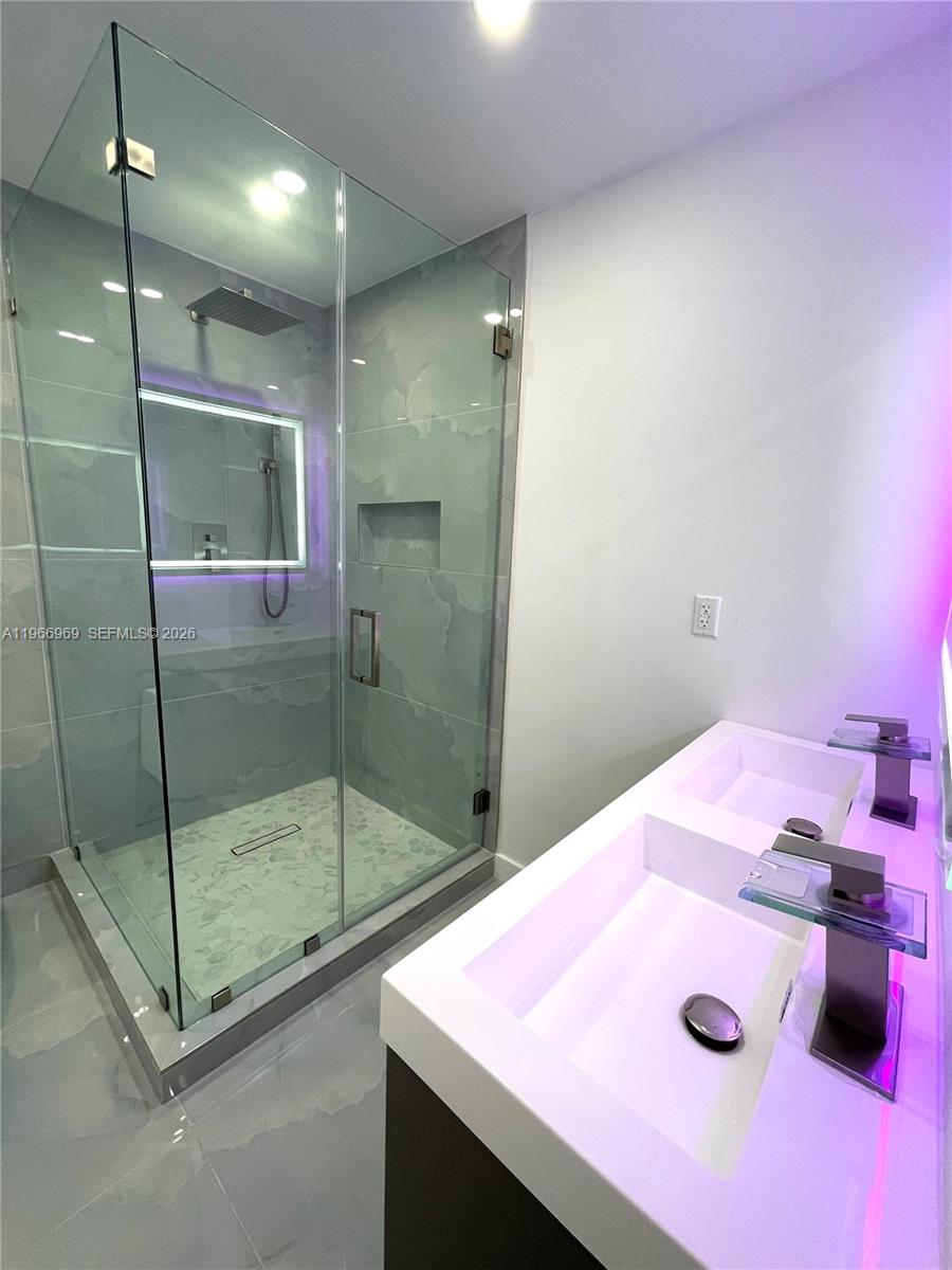 860 SE 9th Ct Hialeah, FL 33010