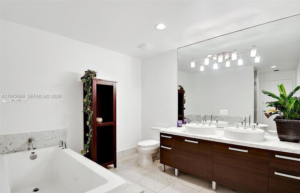 image Vizcayne South4