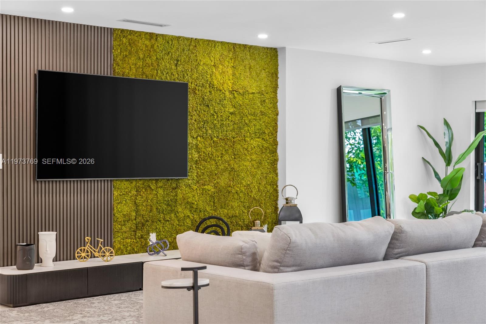 2100 SW 9th Ave Miami, FL 33129