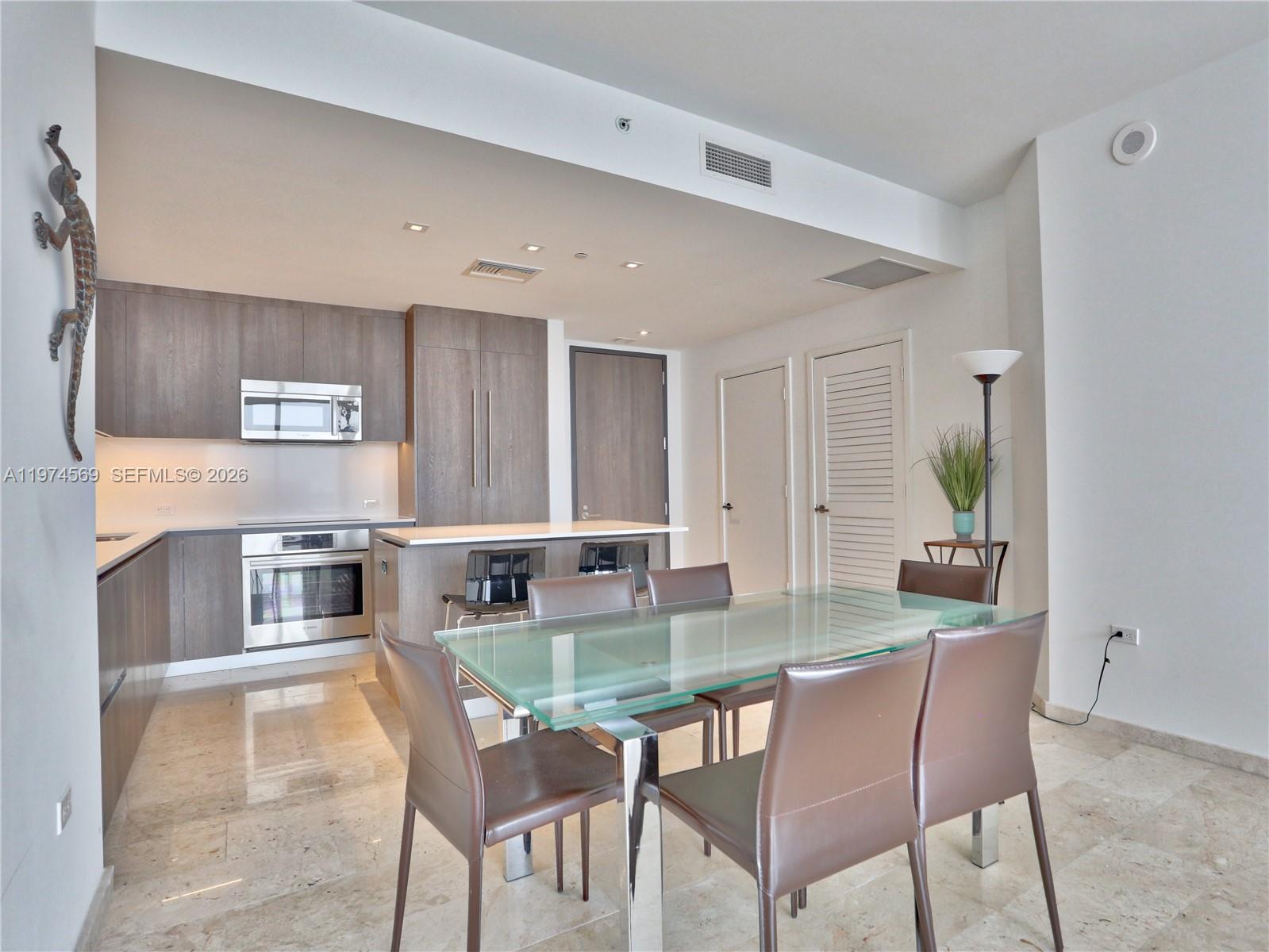 88 SW 7th St #3805 Miami, FL 33130