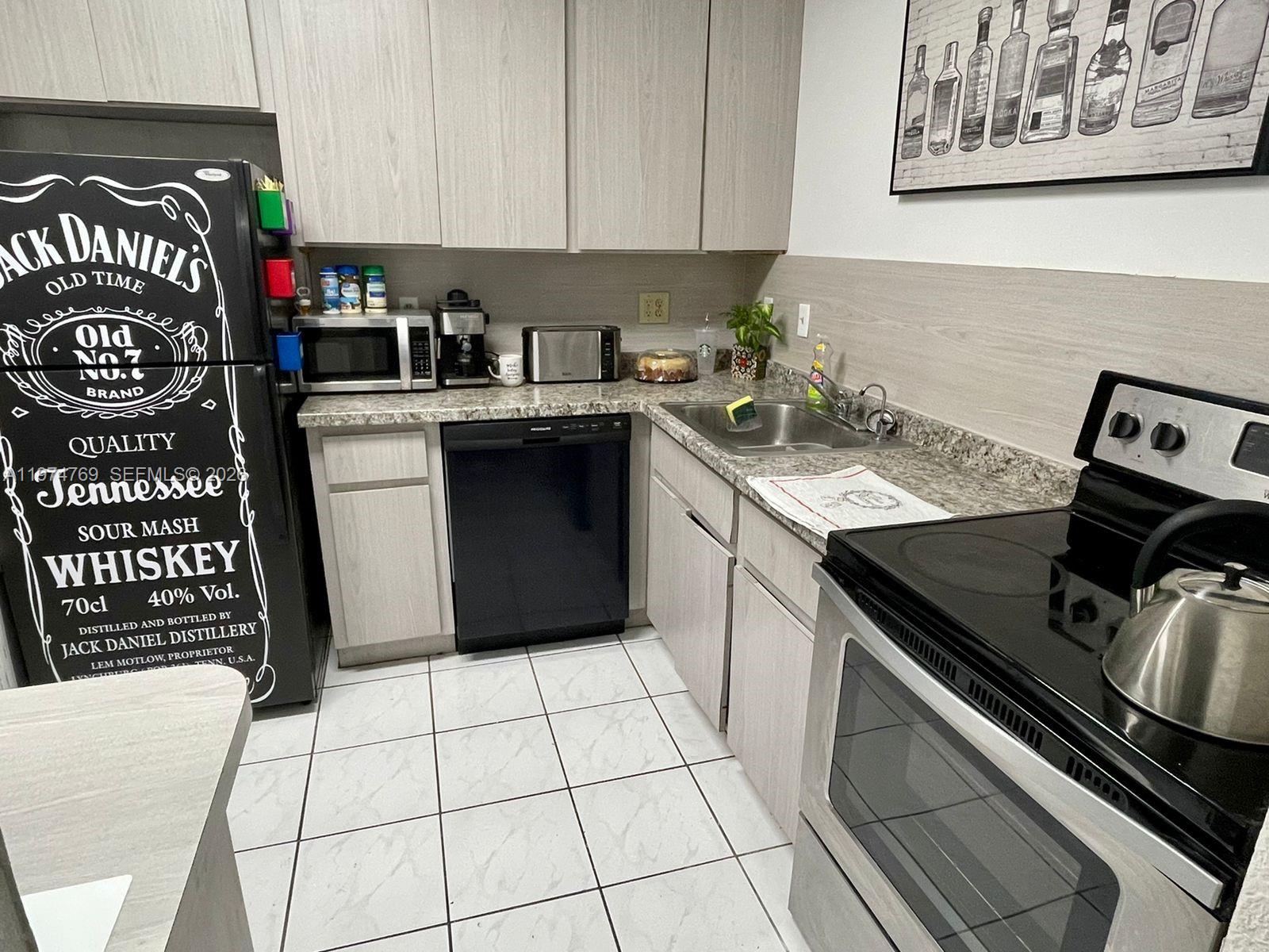 3660 NE 166th St #212 North Miami Beach, FL 33160