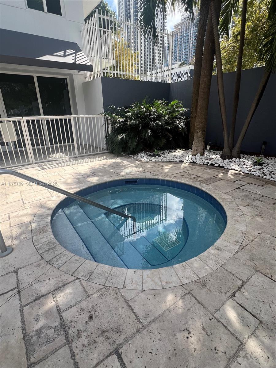 image Madison Condominium30