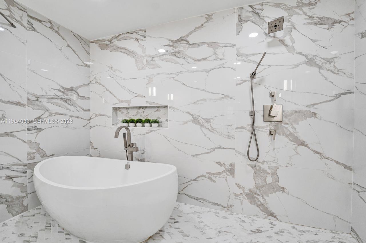 899 Spinnaker Dr W Hollywood, FL 33019