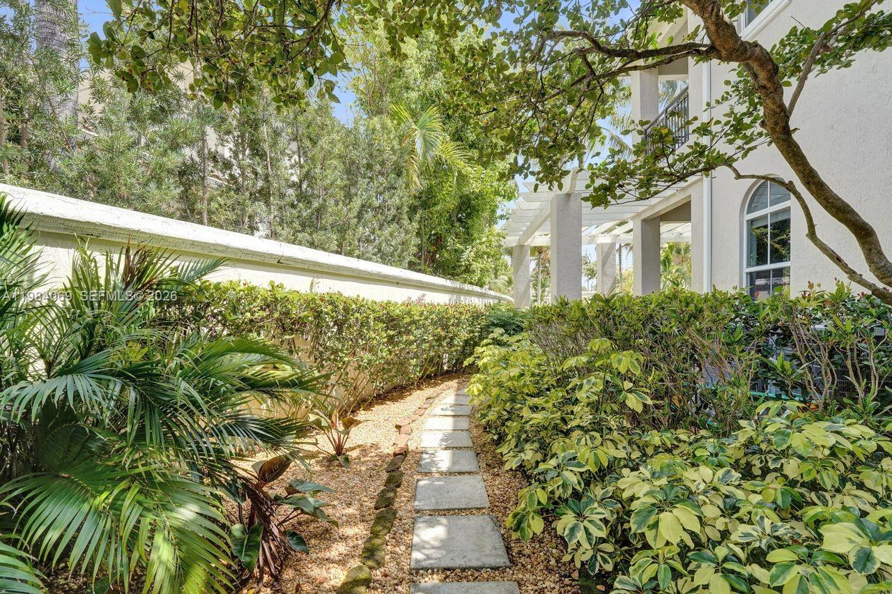 899 Spinnaker Dr W Hollywood, FL 33019