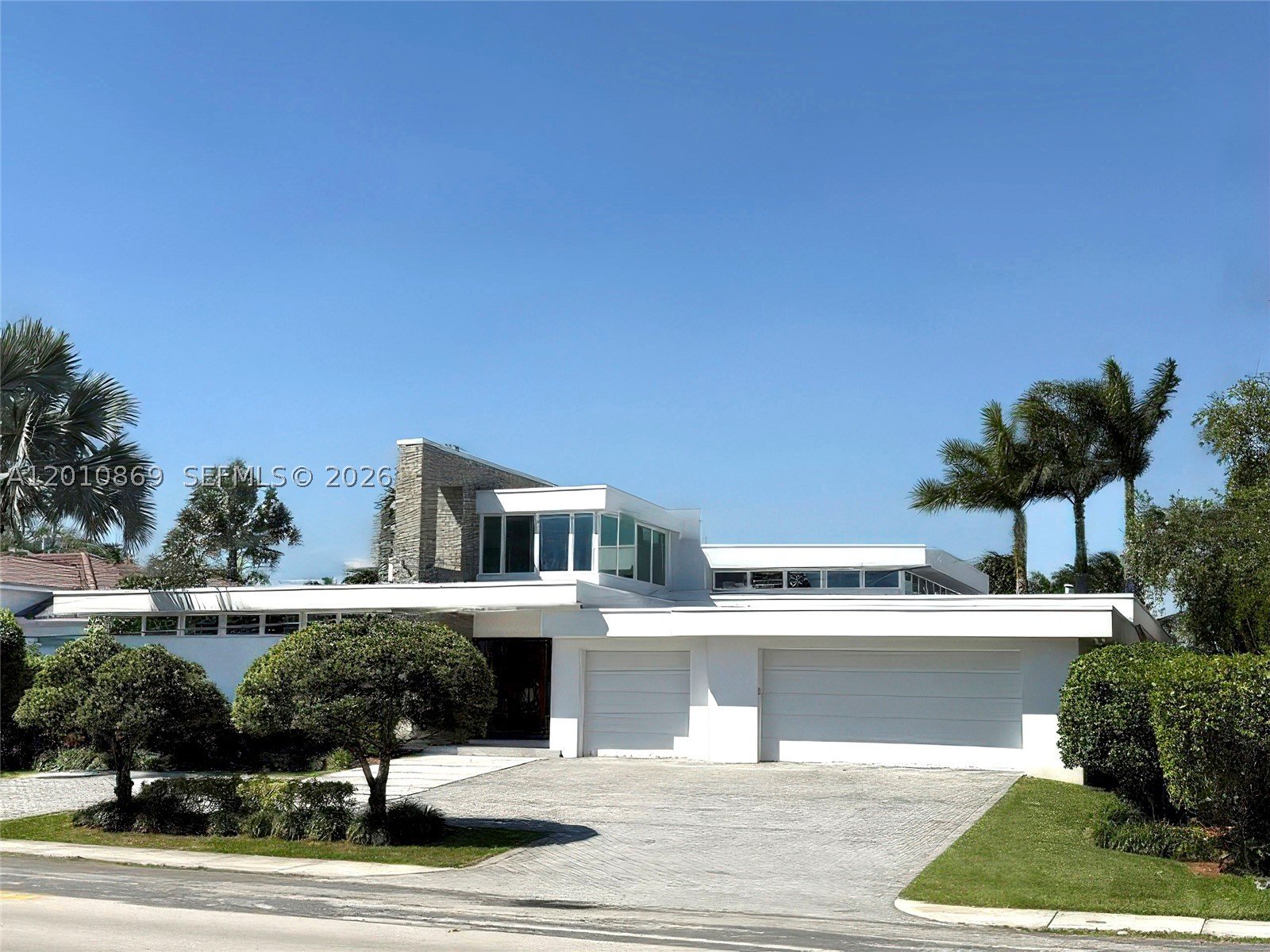907 Diplomat Pkwy Hallandale Beach, FL 33009