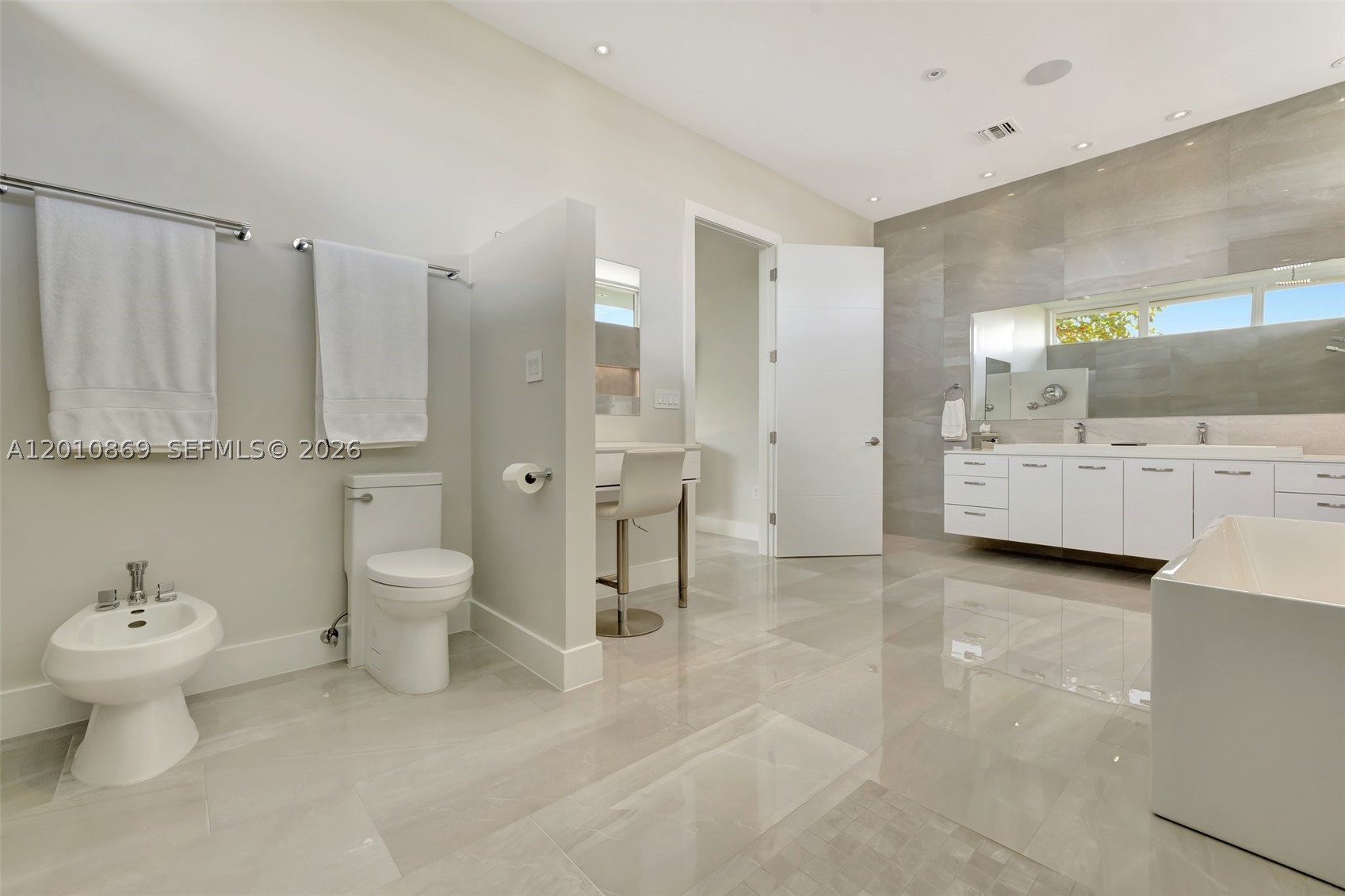 907 Diplomat Pkwy Hallandale Beach, FL 33009