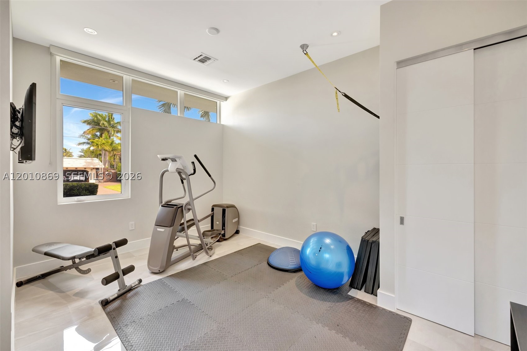 907 Diplomat Pkwy Hallandale Beach, FL 33009