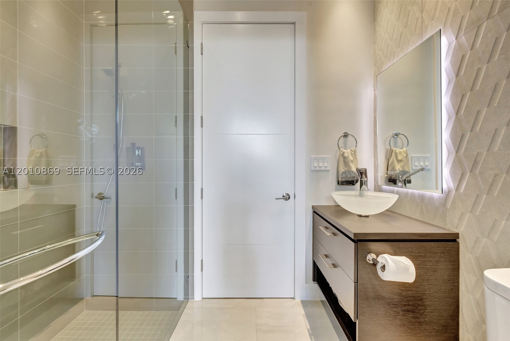 907 Diplomat Pkwy Hallandale Beach, FL 33009