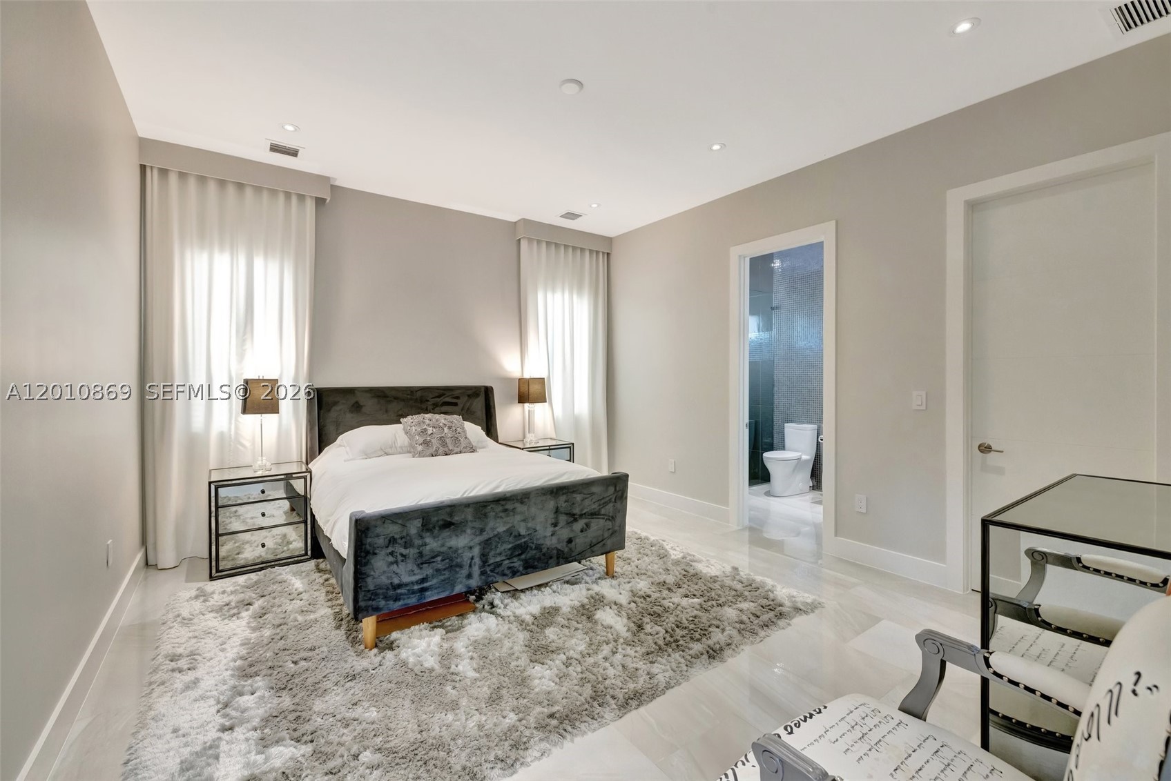 907 Diplomat Pkwy Hallandale Beach, FL 33009