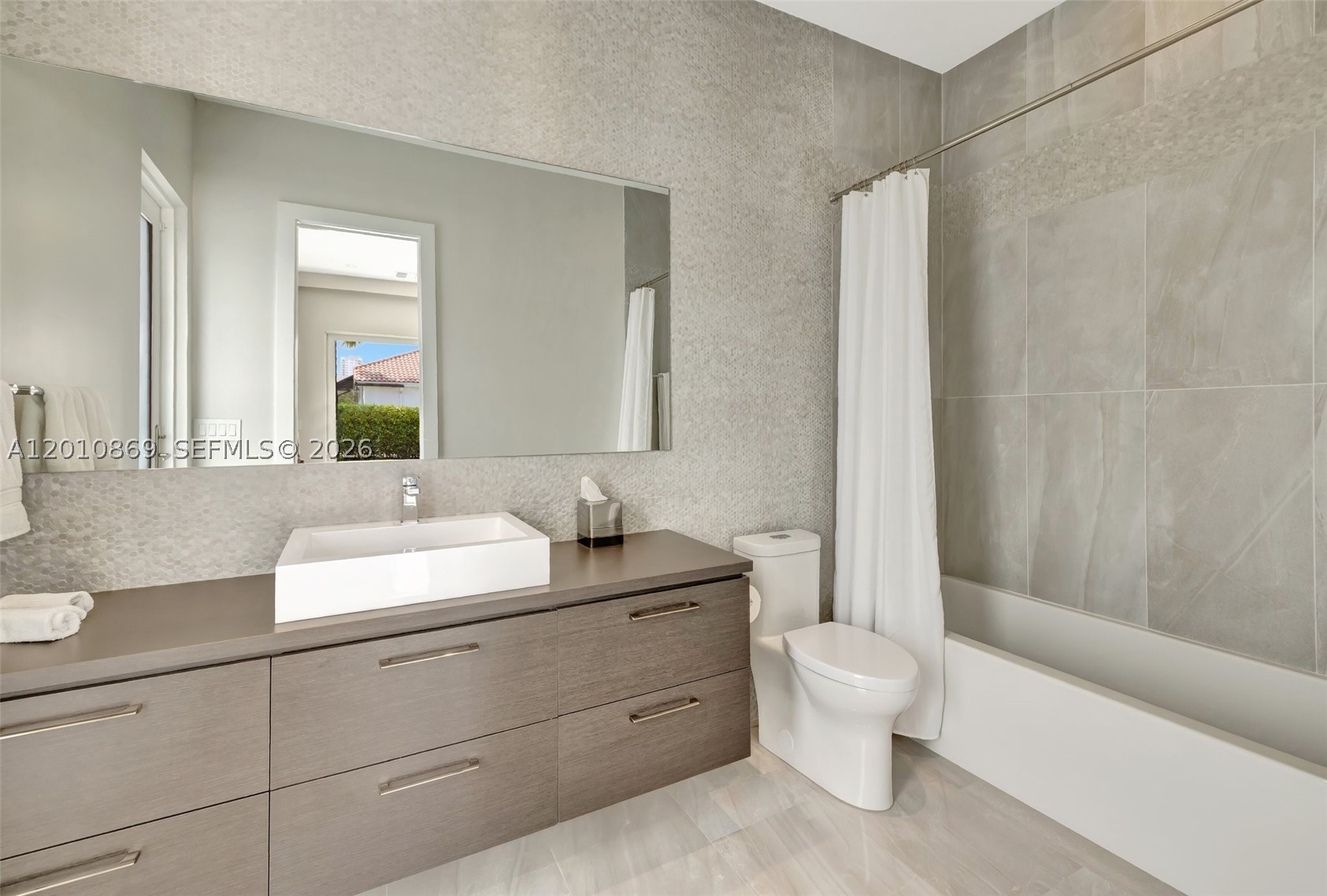 907 Diplomat Pkwy Hallandale Beach, FL 33009