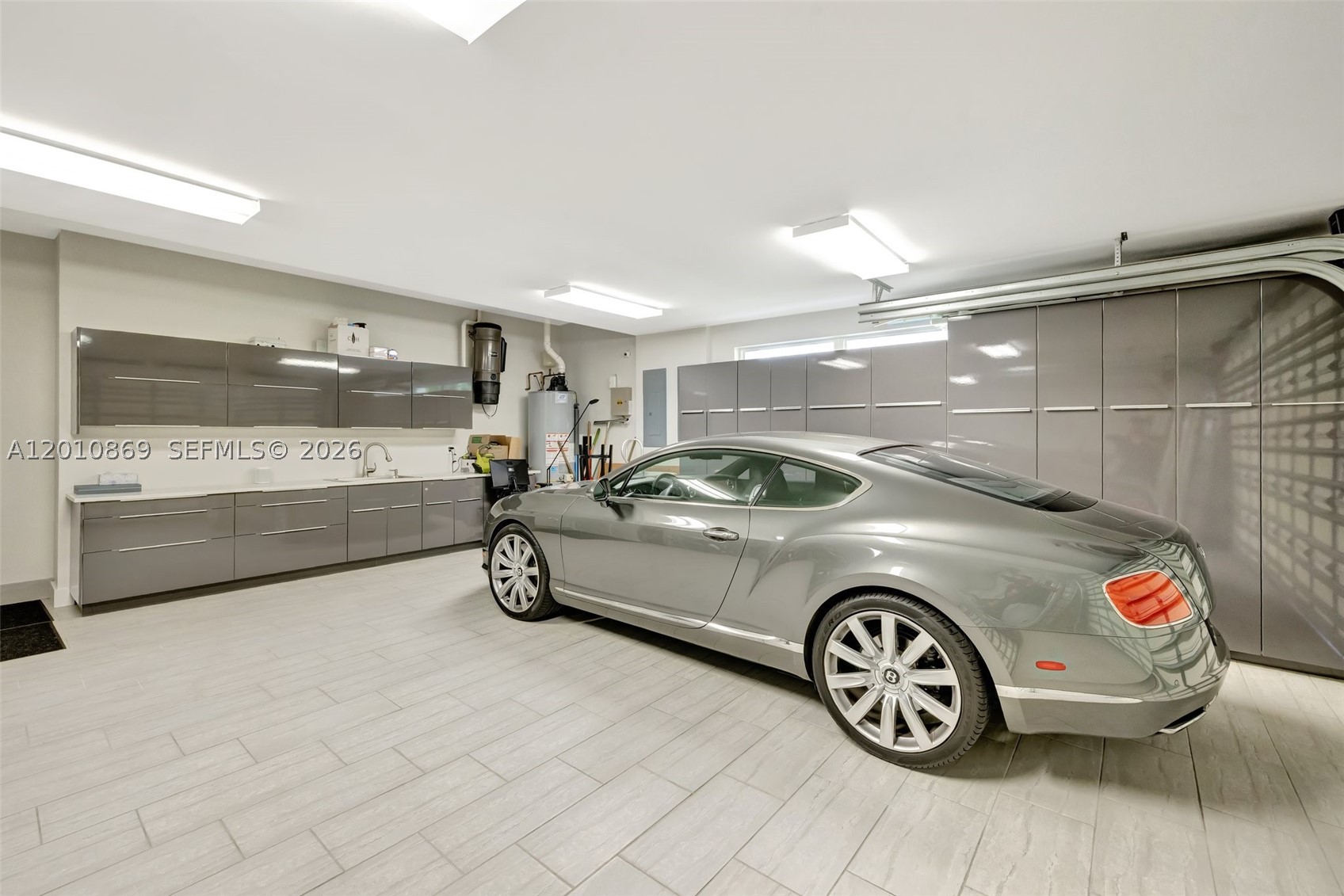 907 Diplomat Pkwy Hallandale Beach, FL 33009