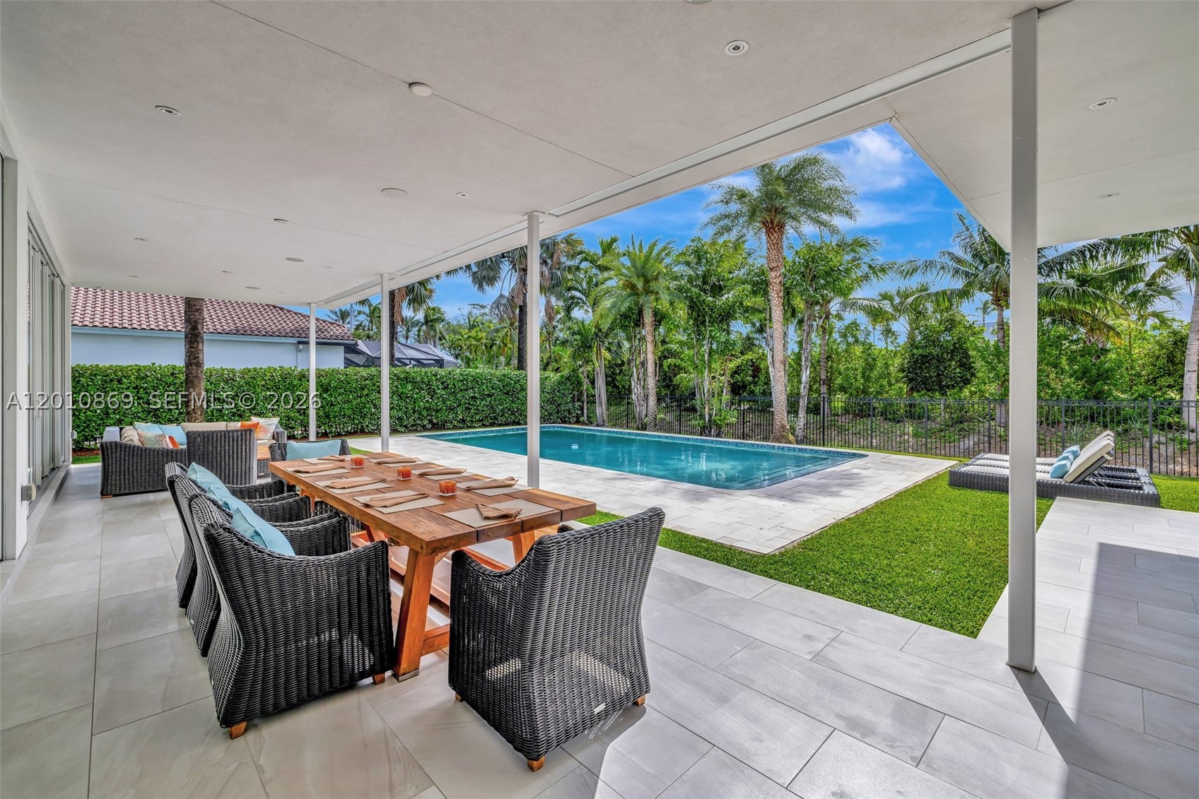 907 Diplomat Pkwy Hallandale Beach, FL 33009