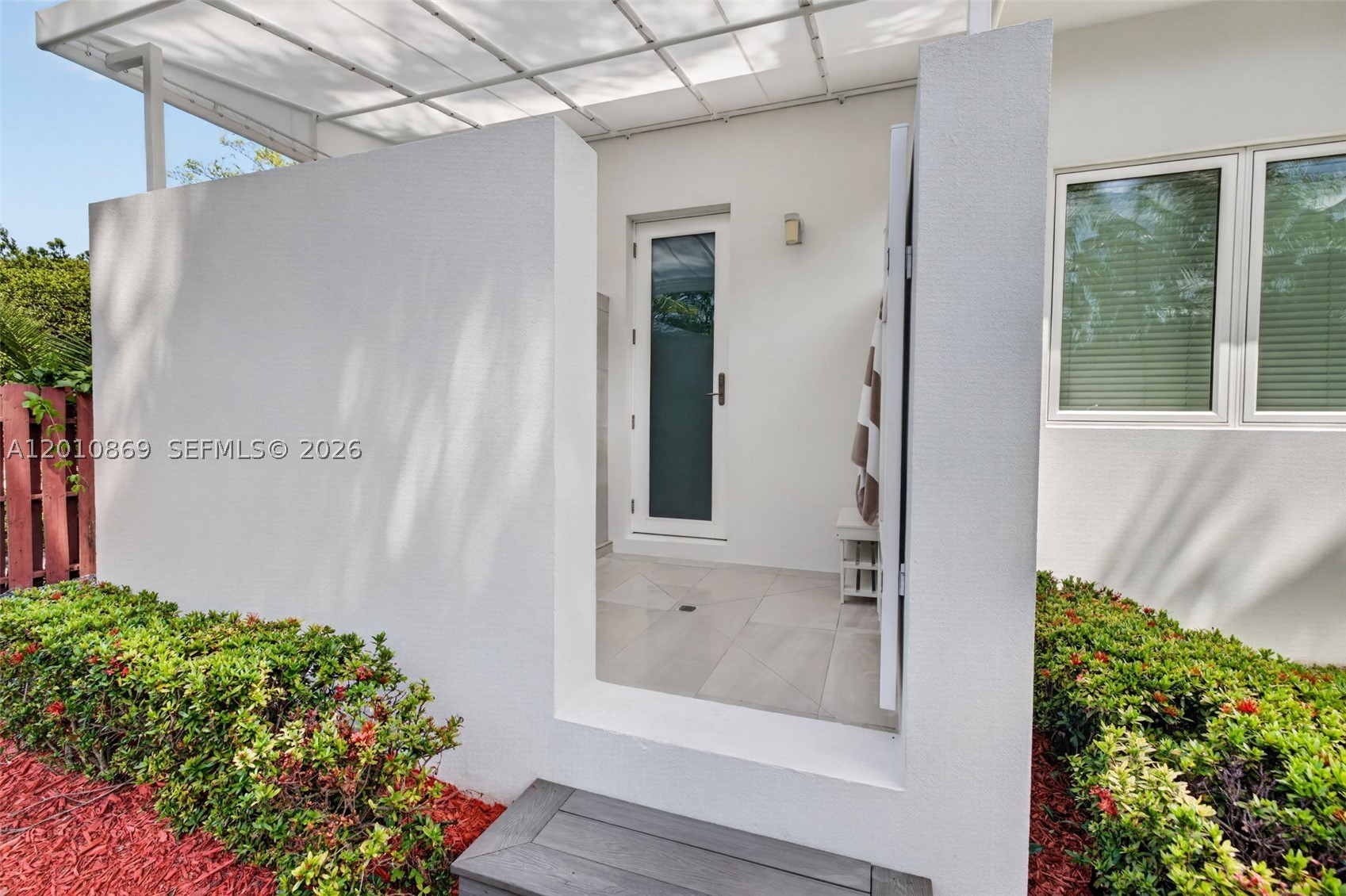 907 Diplomat Pkwy Hallandale Beach, FL 33009