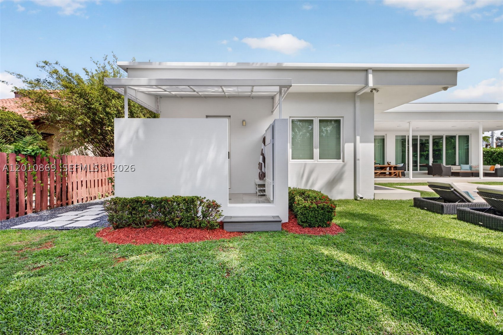 907 Diplomat Pkwy Hallandale Beach, FL 33009