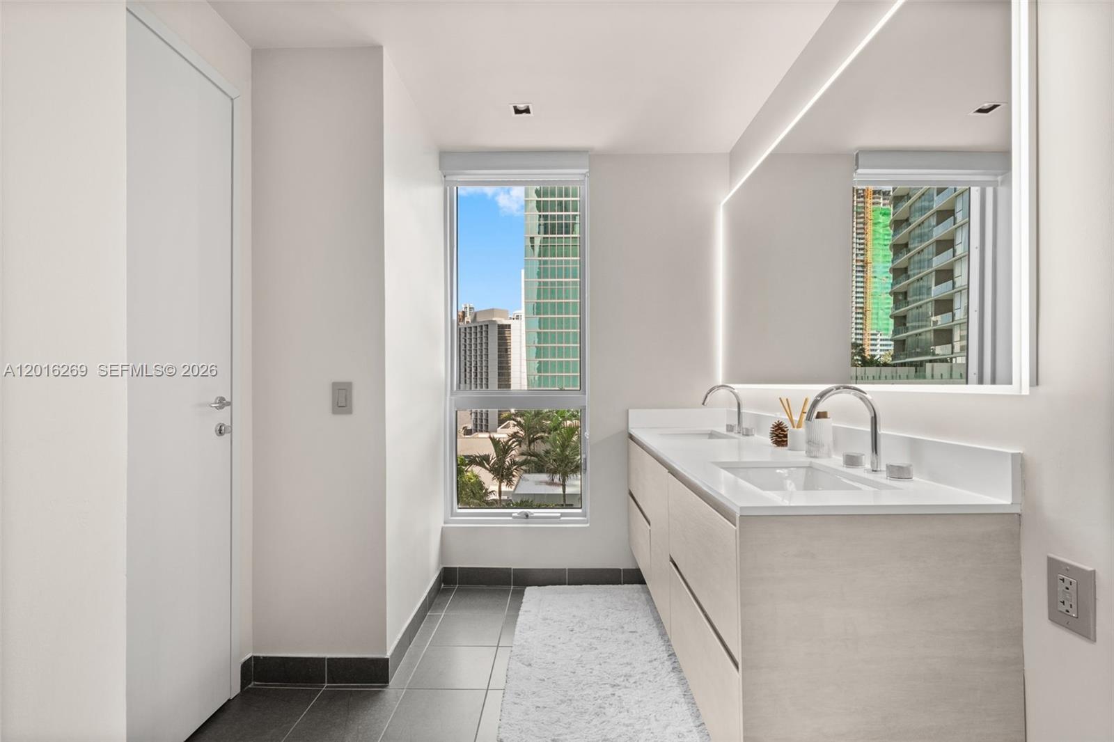 300 S Biscayne Blvd #L-L02 Miami, FL 33131
