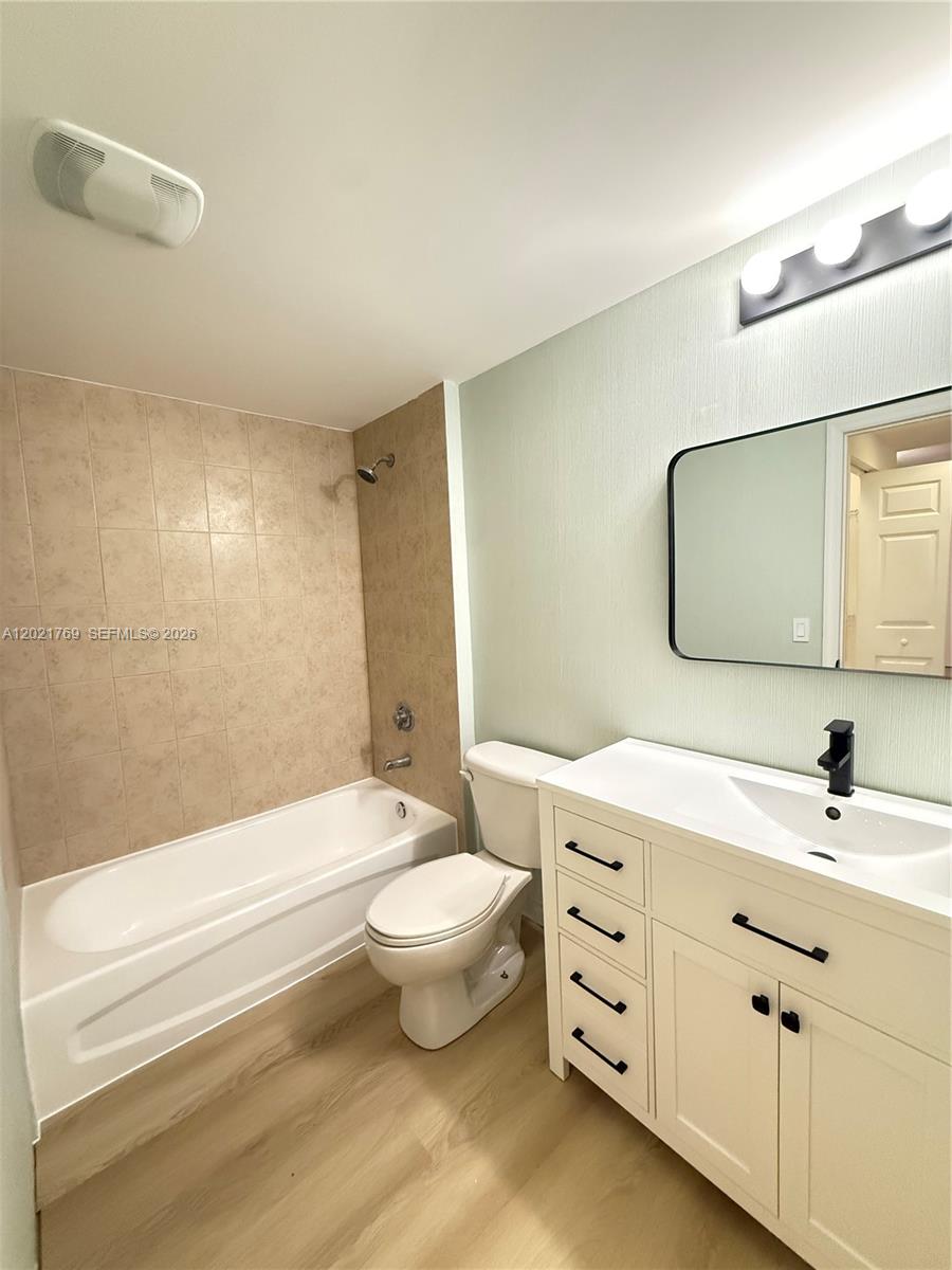 image 1800 Biscayne Plaza19