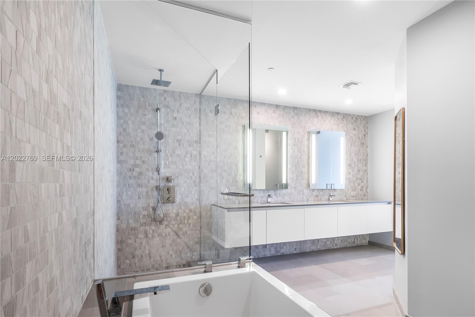 68 SE 6th St #810 Miami, FL 33131