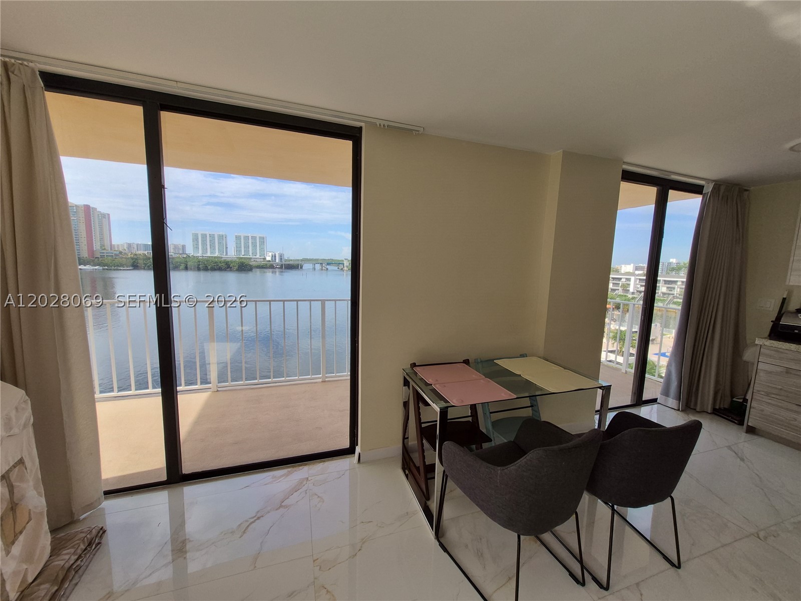 image Winston Towers 7007